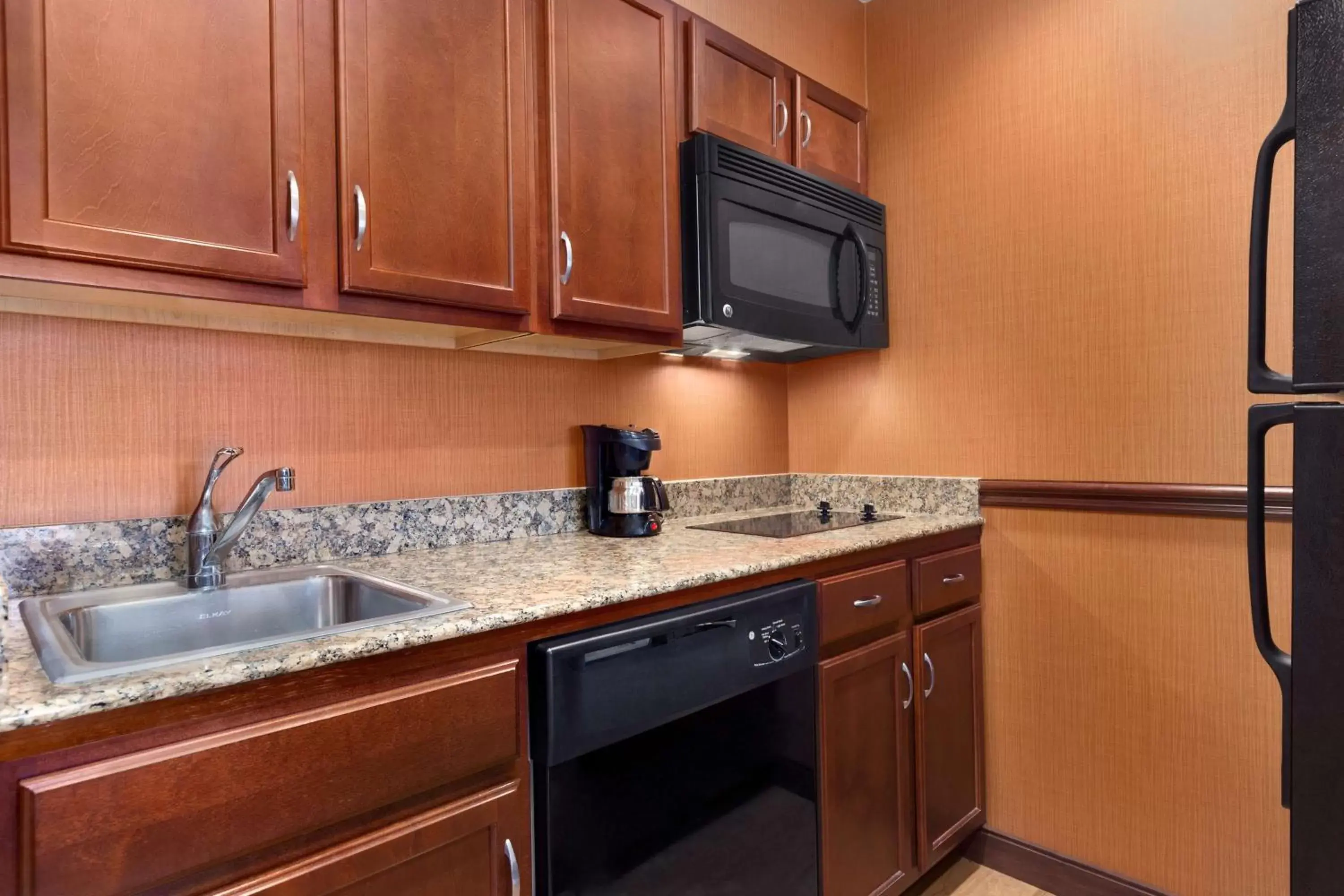 Bed, Kitchen/Kitchenette in Homewood Suites Medford