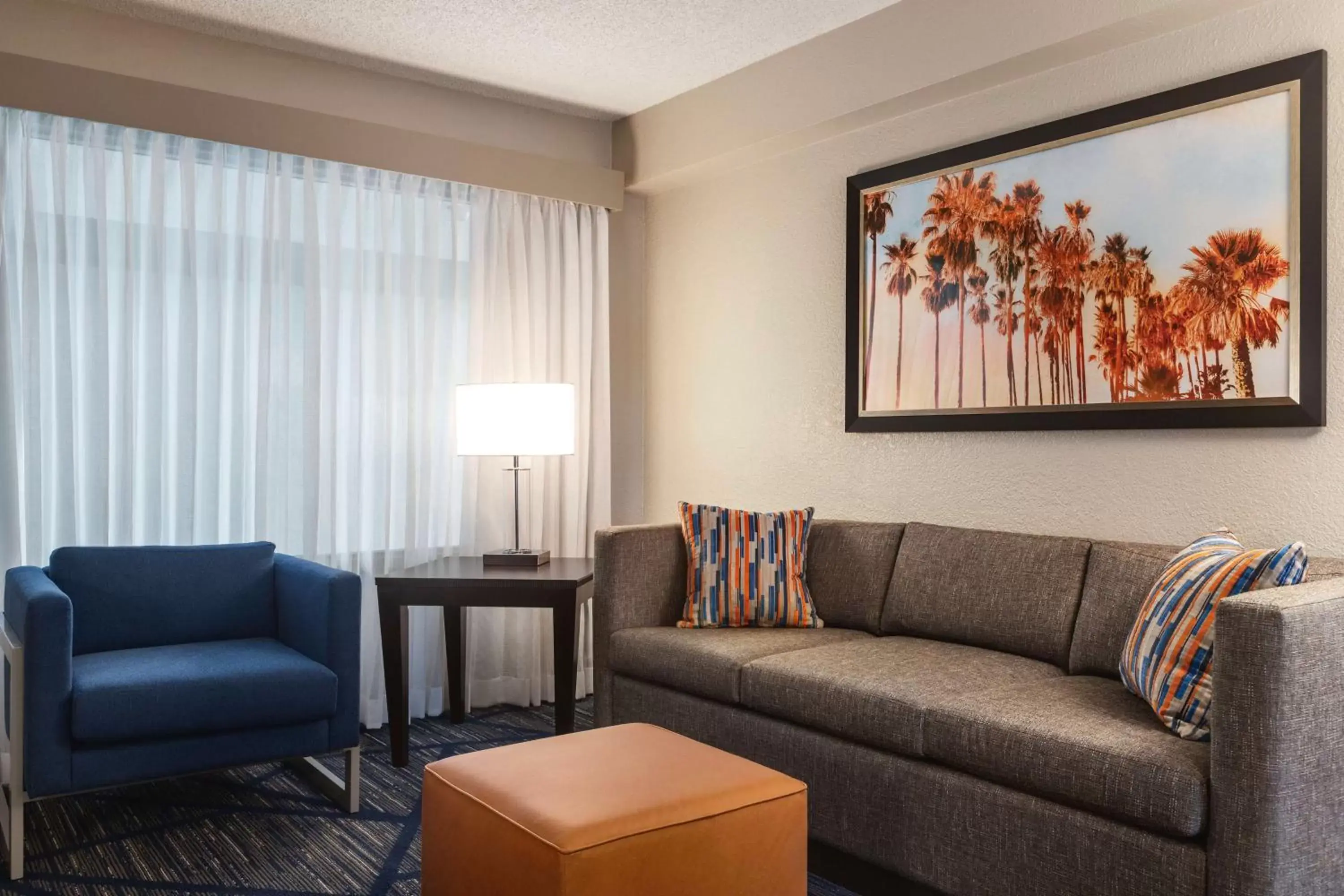 Living room, Seating Area in Embassy Suites by Hilton Miami International Airport