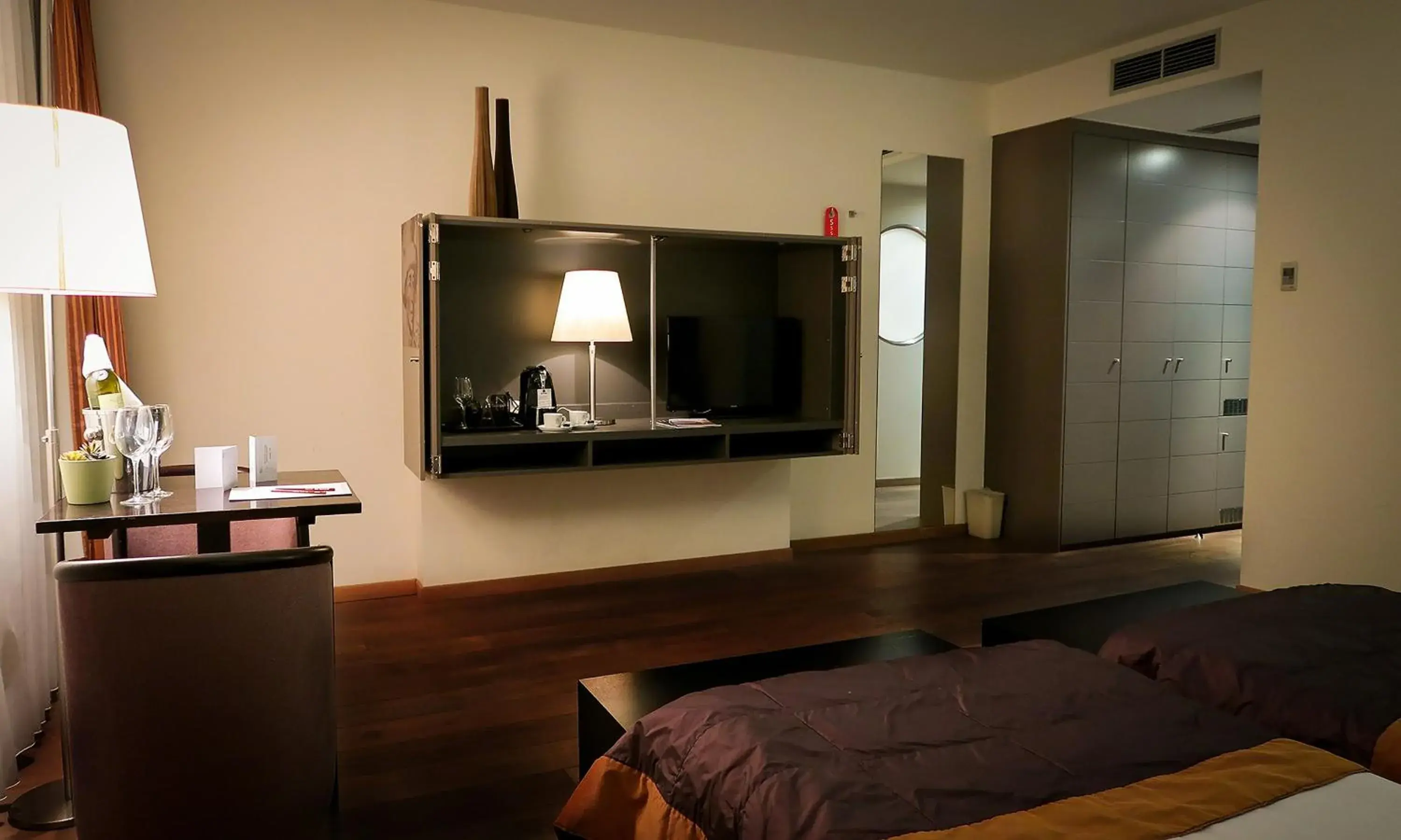 Bedroom, TV/Entertainment Center in Hotel Van Eyck