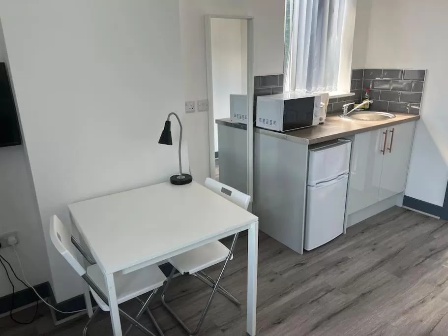 Kitchen or kitchenette in Newly refurbished studio, great location 8 studios