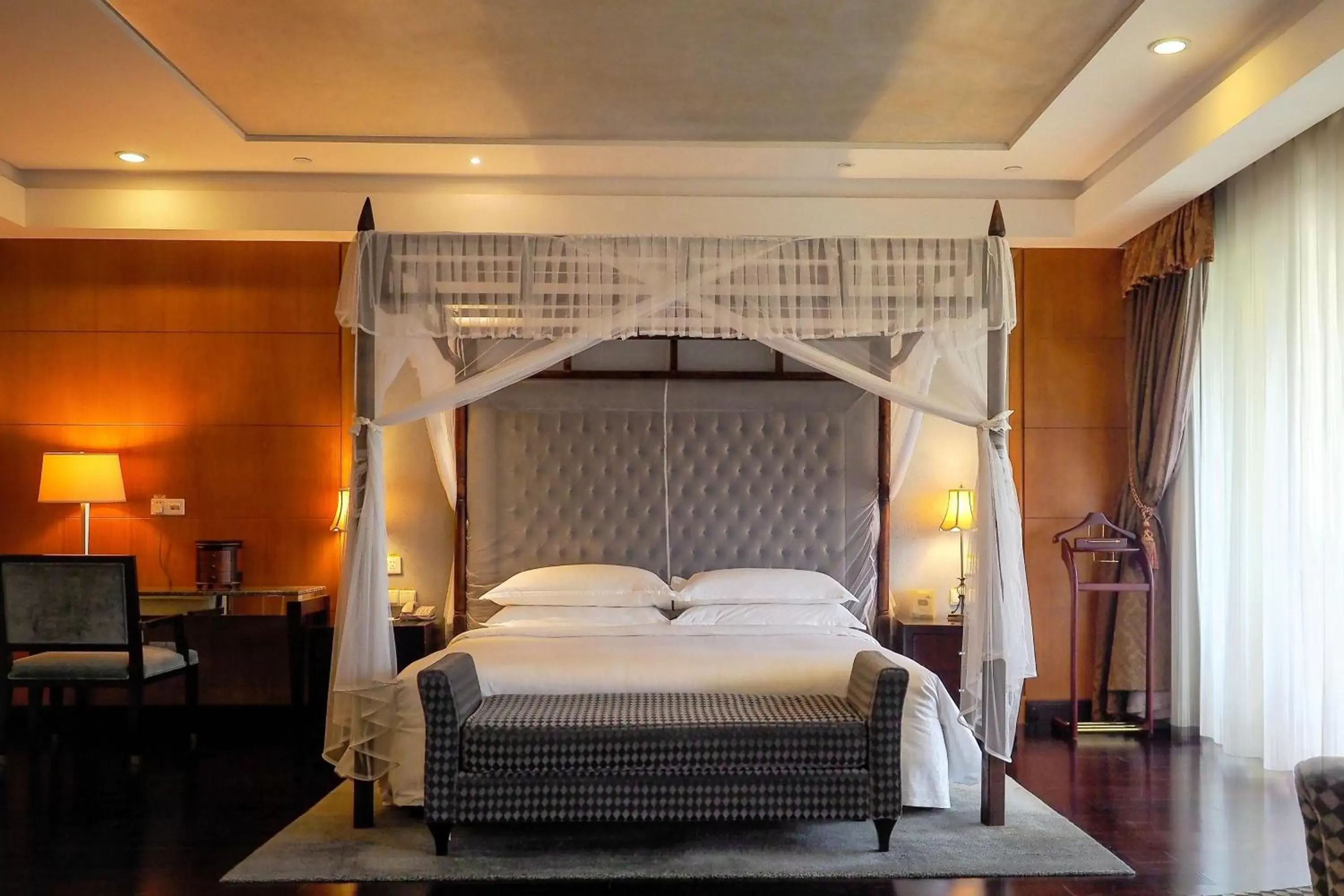 Bedroom, Bed in Sheraton Haikou Hotel