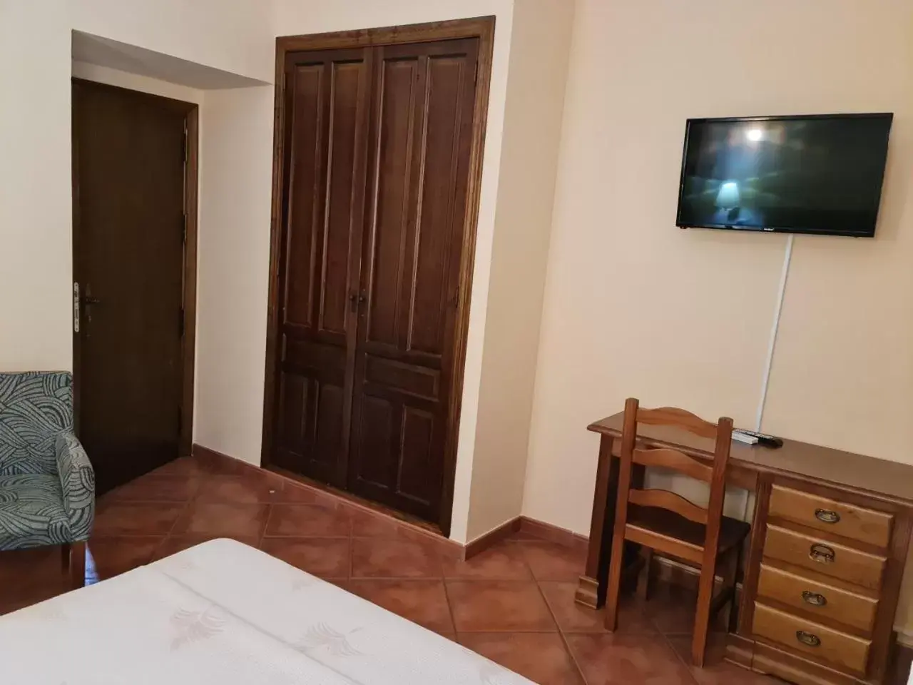 Bedroom, TV/Entertainment Center in Hotel Plateros