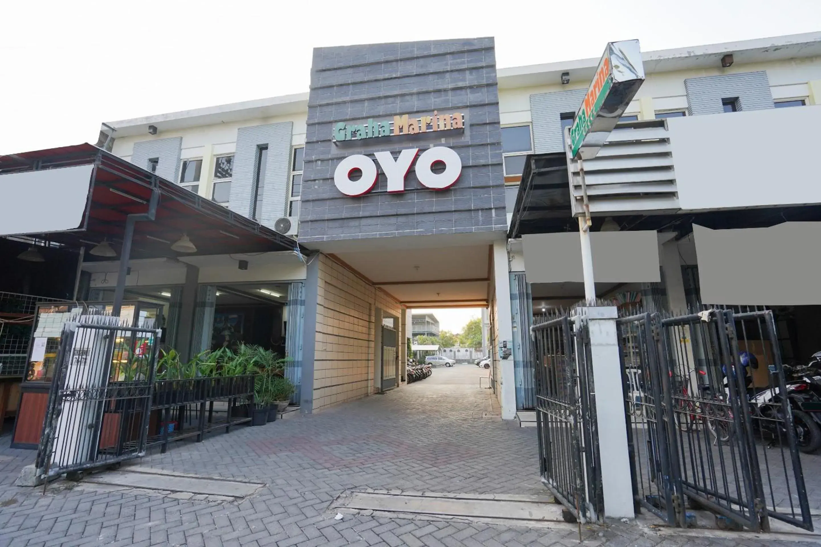 Facade/entrance, Property Building in Super OYO 2075 Graha Marina