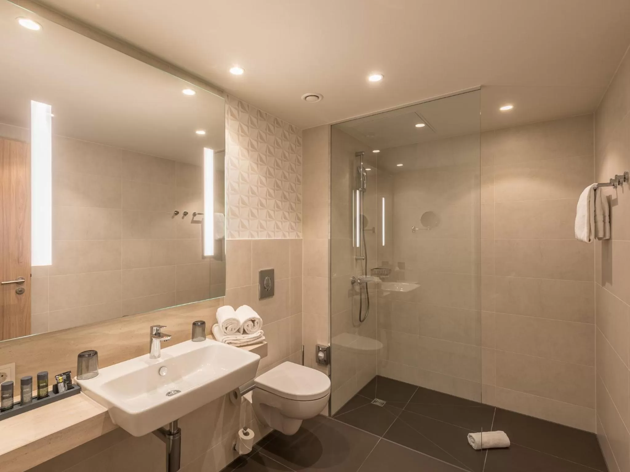 Bathroom in Holiday Inn - Hamburg - Berliner Tor by IHG