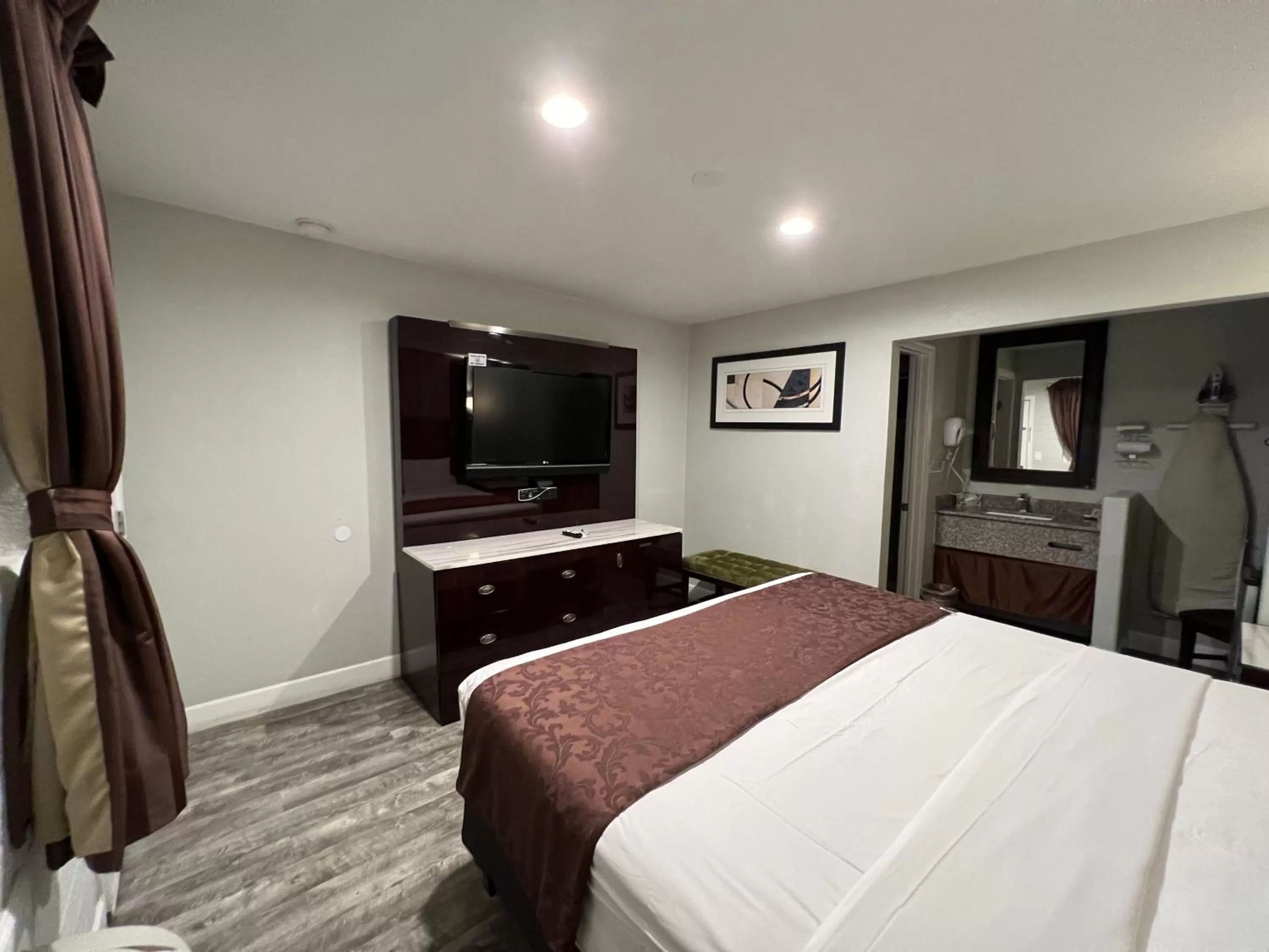 Photo of the whole room, TV/Entertainment Center in Relax Inn