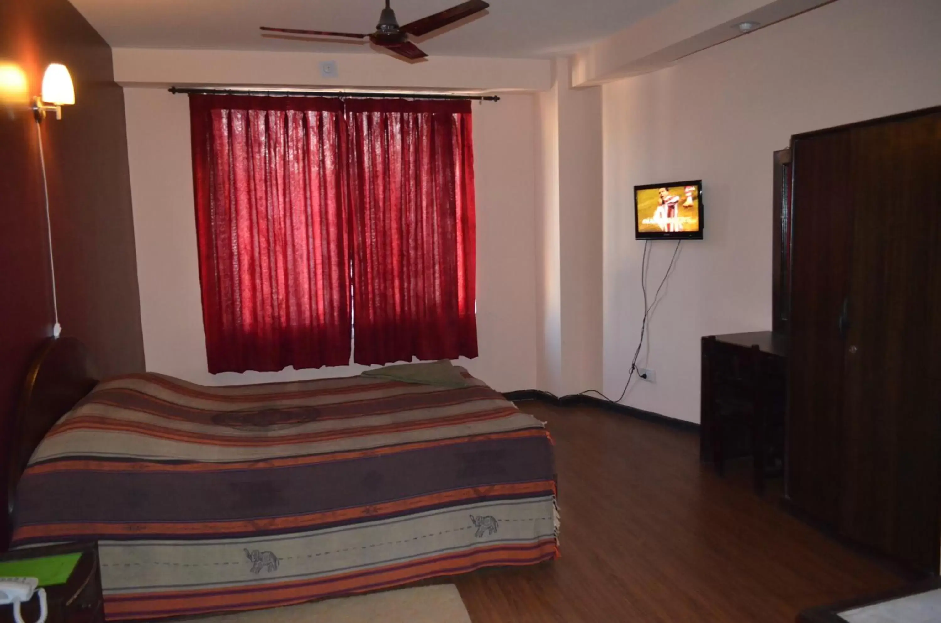 Deluxe Double or Twin Room with 24-hour Check-in & Check-out in Hotel Family Home Deluxe Double or Twin Room with 24-hour Check-in & Check-out in Hotel Family Home