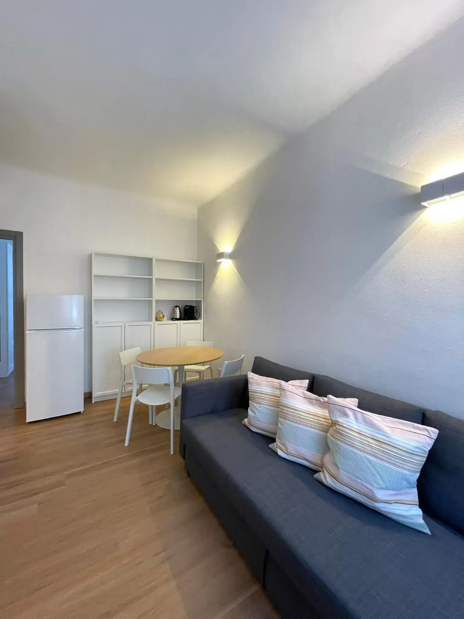 Living room, Bed in Easy Milano - Rooms and Apartments Navigli