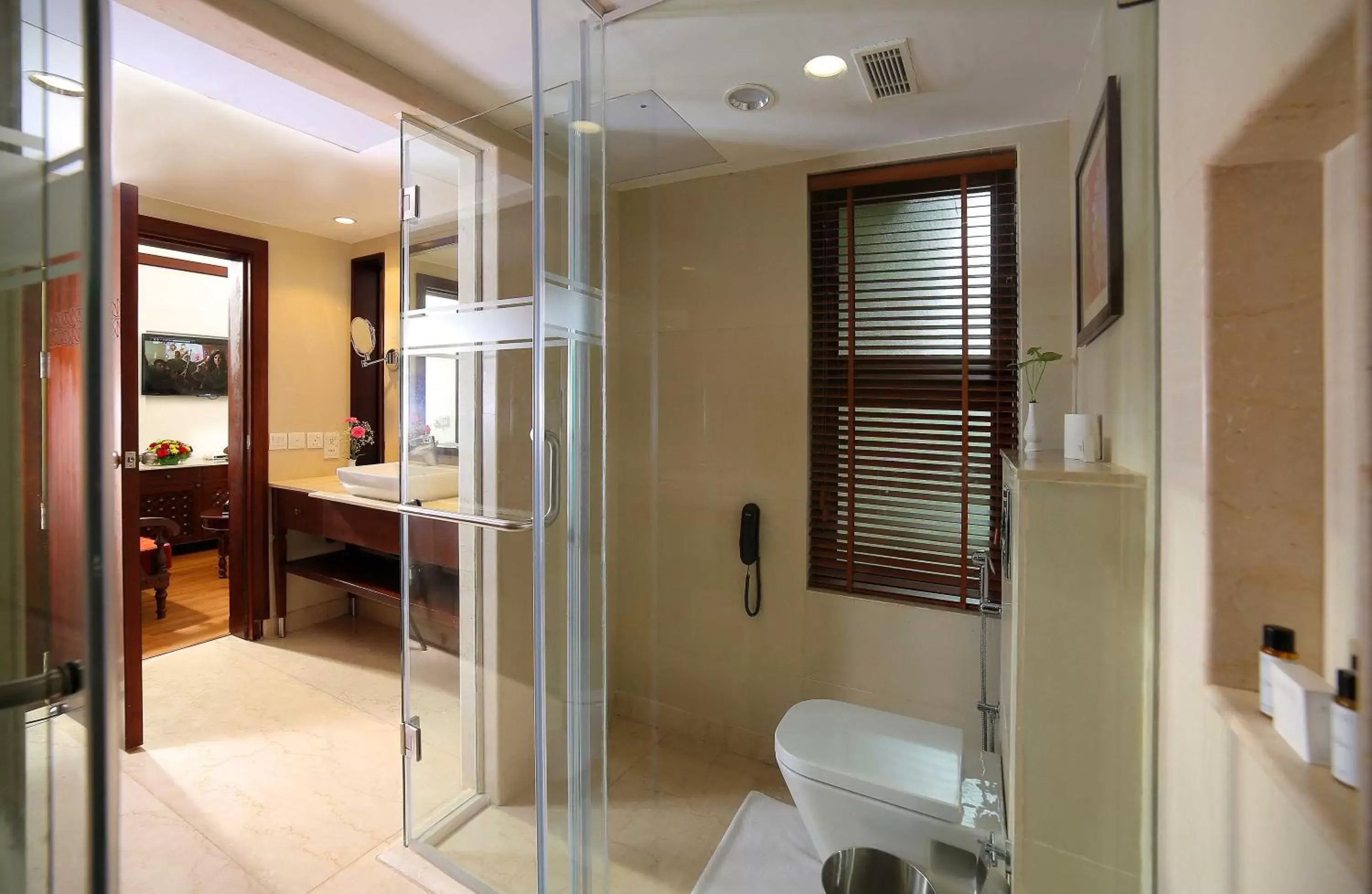 Shower, Bathroom in The Raviz Kadavu, Kozhikode