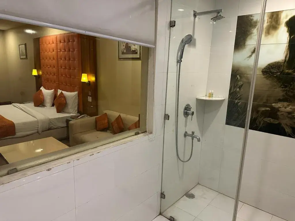 Shower, Bathroom in Hotel Ramhan Palace