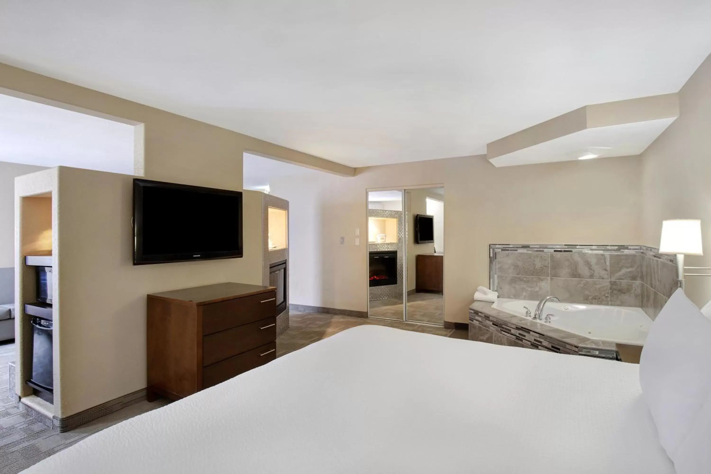 Bed, TV/Entertainment Center in Days Inn by Wyndham Medicine Hat