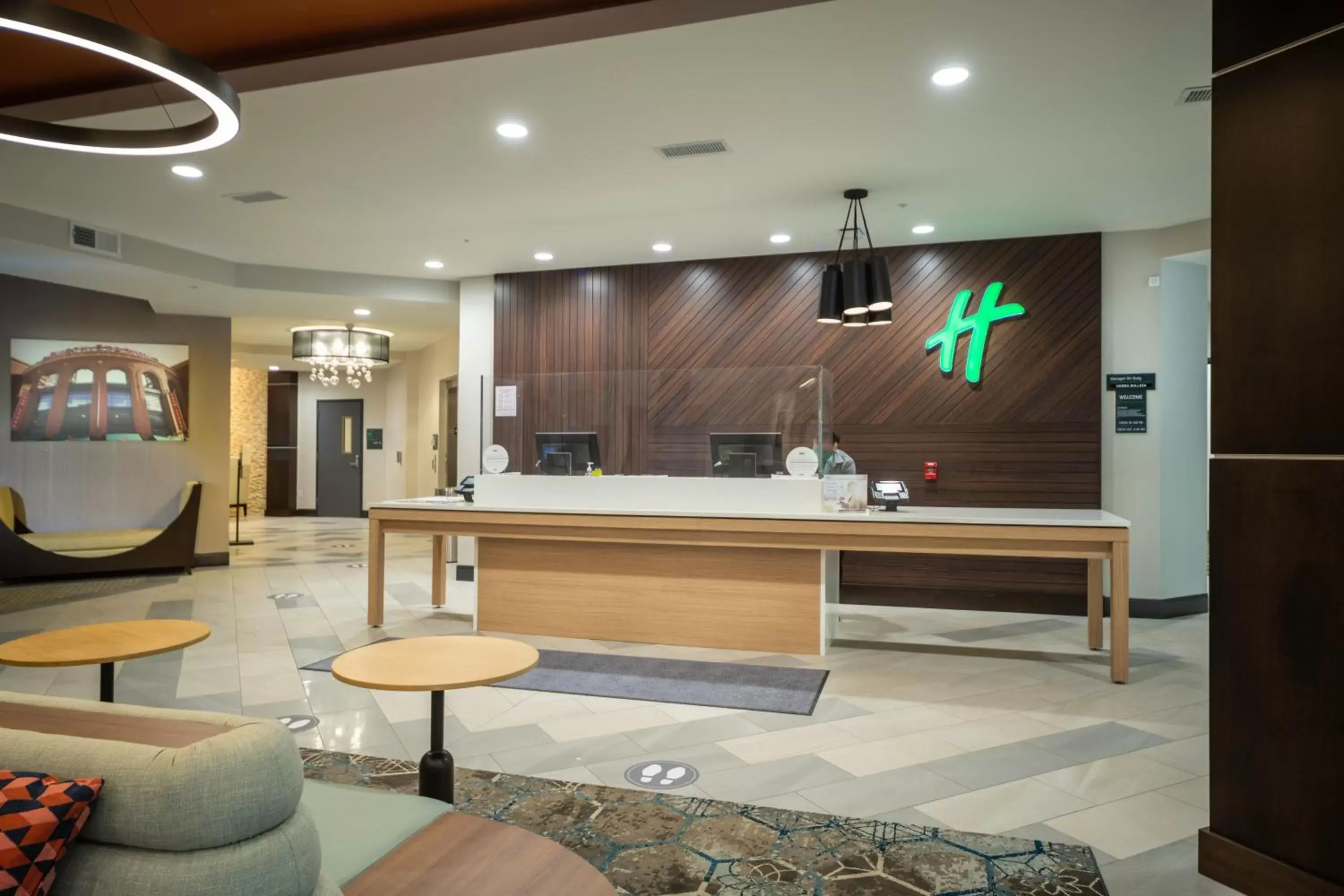 Property building, Lobby/Reception in Holiday Inn St Louis - Creve Coeur