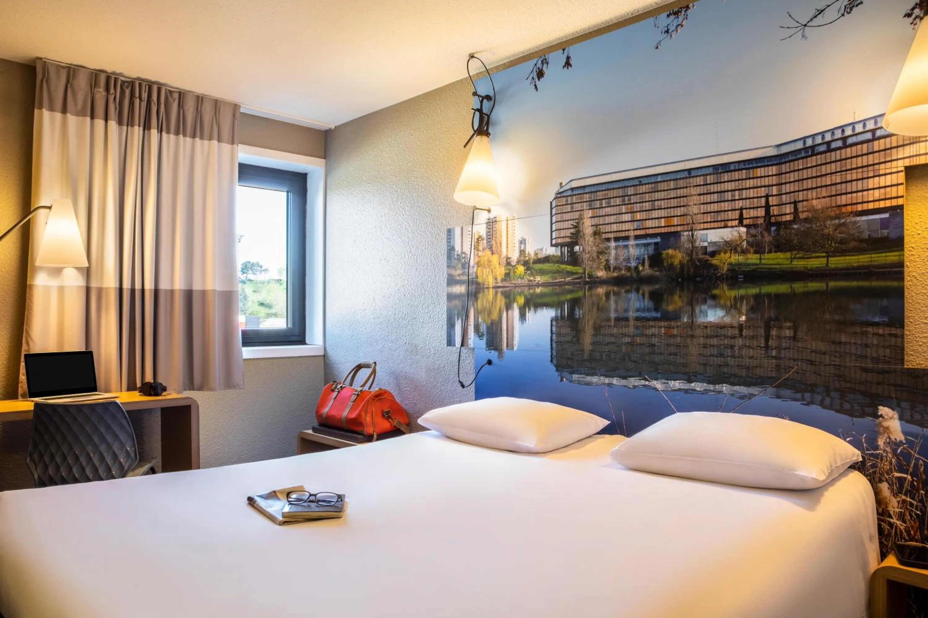 Bed in ibis Paris Creteil