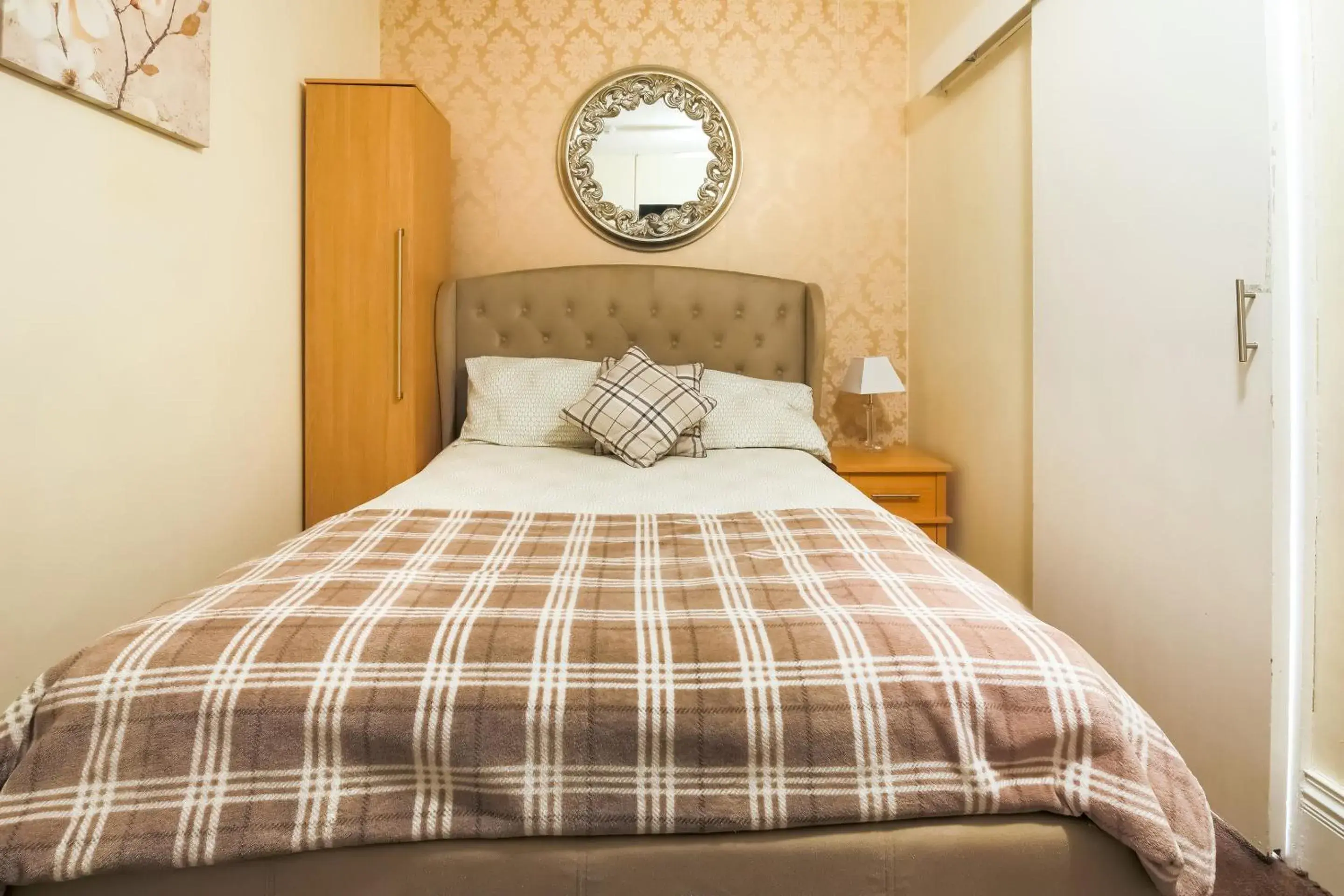 Bedroom in OYO Hotel Mj Kingsway, Cleethorpes Seafront