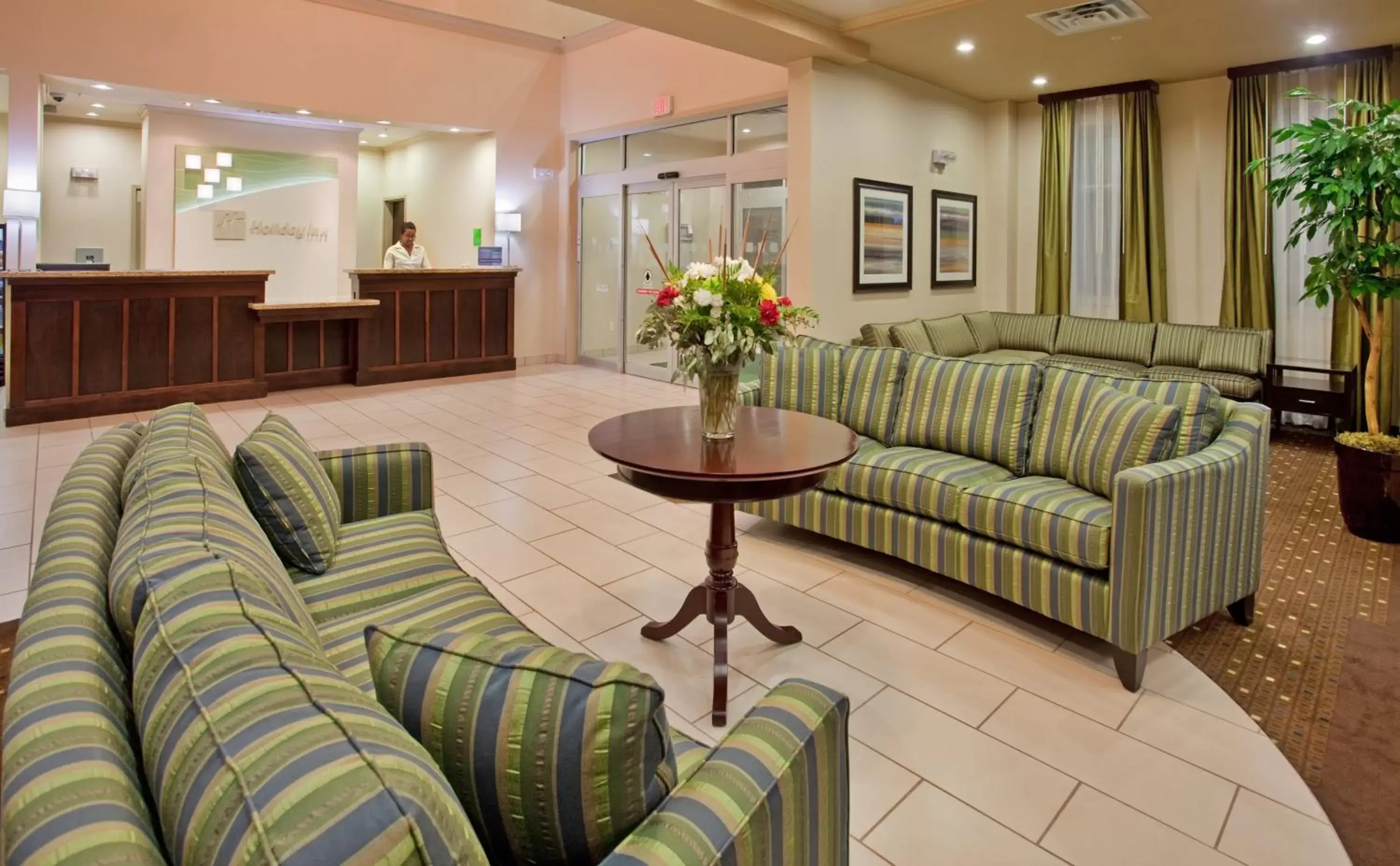 Property building, Lobby/Reception in Holiday Inn Hotel and Suites-Kamloops, an IHG Hotel