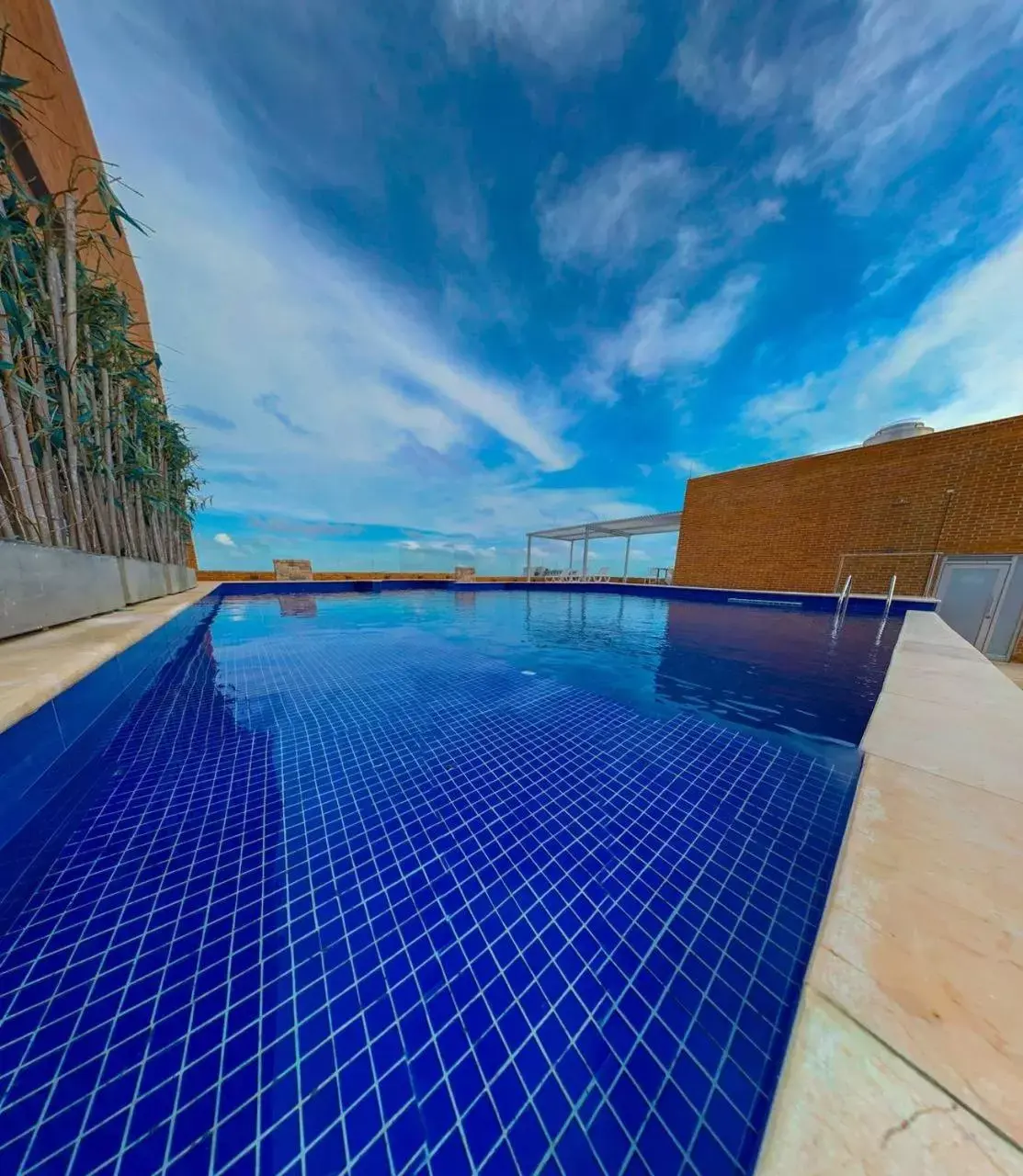 Swimming Pool in Hotel Dann Carlton Barranquilla y Centro de Convenciones