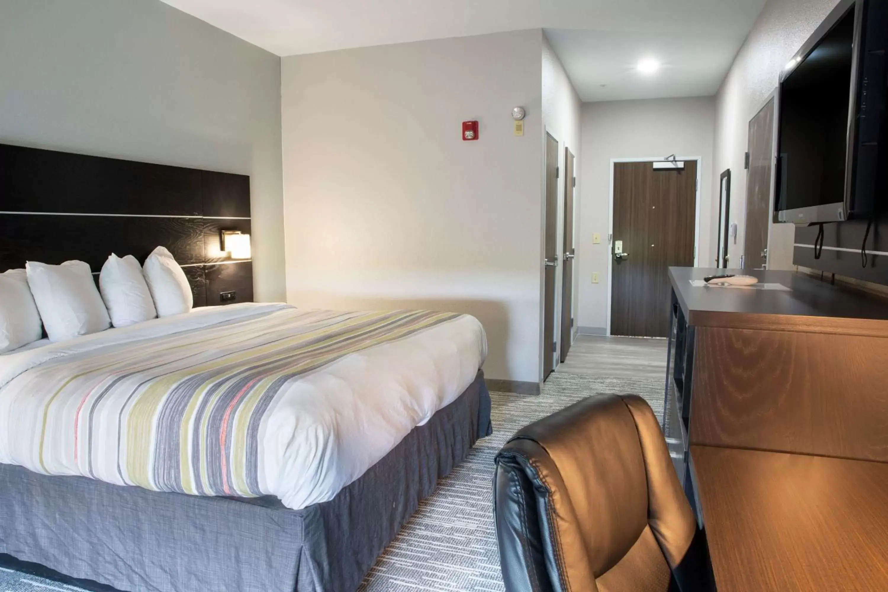 Photo of the whole room, Bed in Country Inn & Suites by Radisson, Columbus West, OH