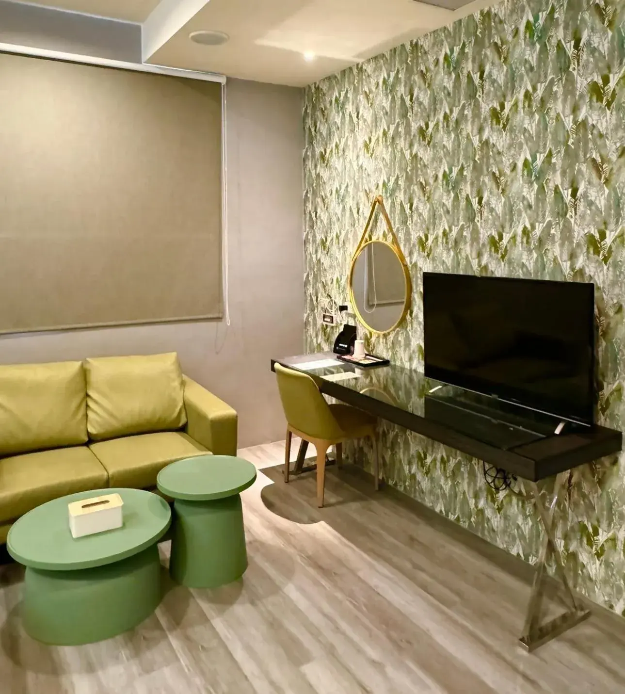 TV/Entertainment Center in Her Home Spa Motel Douliu
