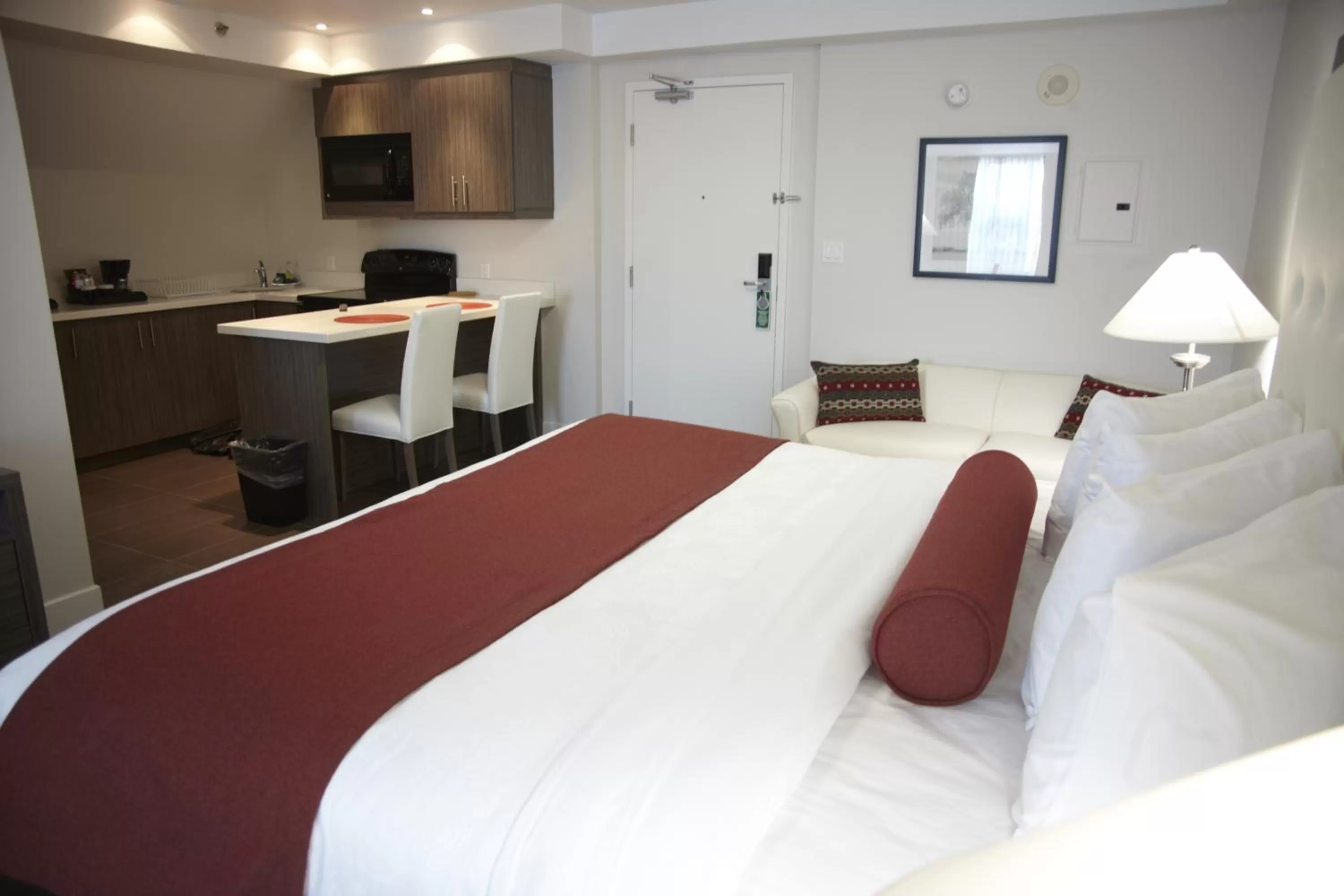 Photo of the whole room, Bed in Admiral Inn Mississauga