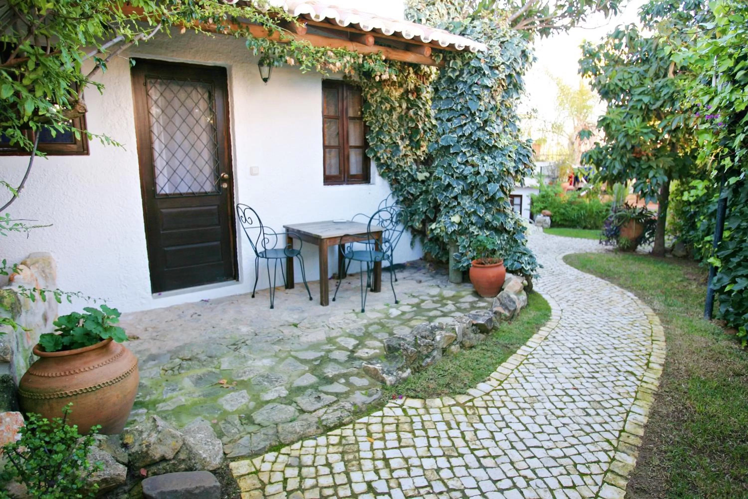 Patio, Property Building in Uma Casa a Beira Sol