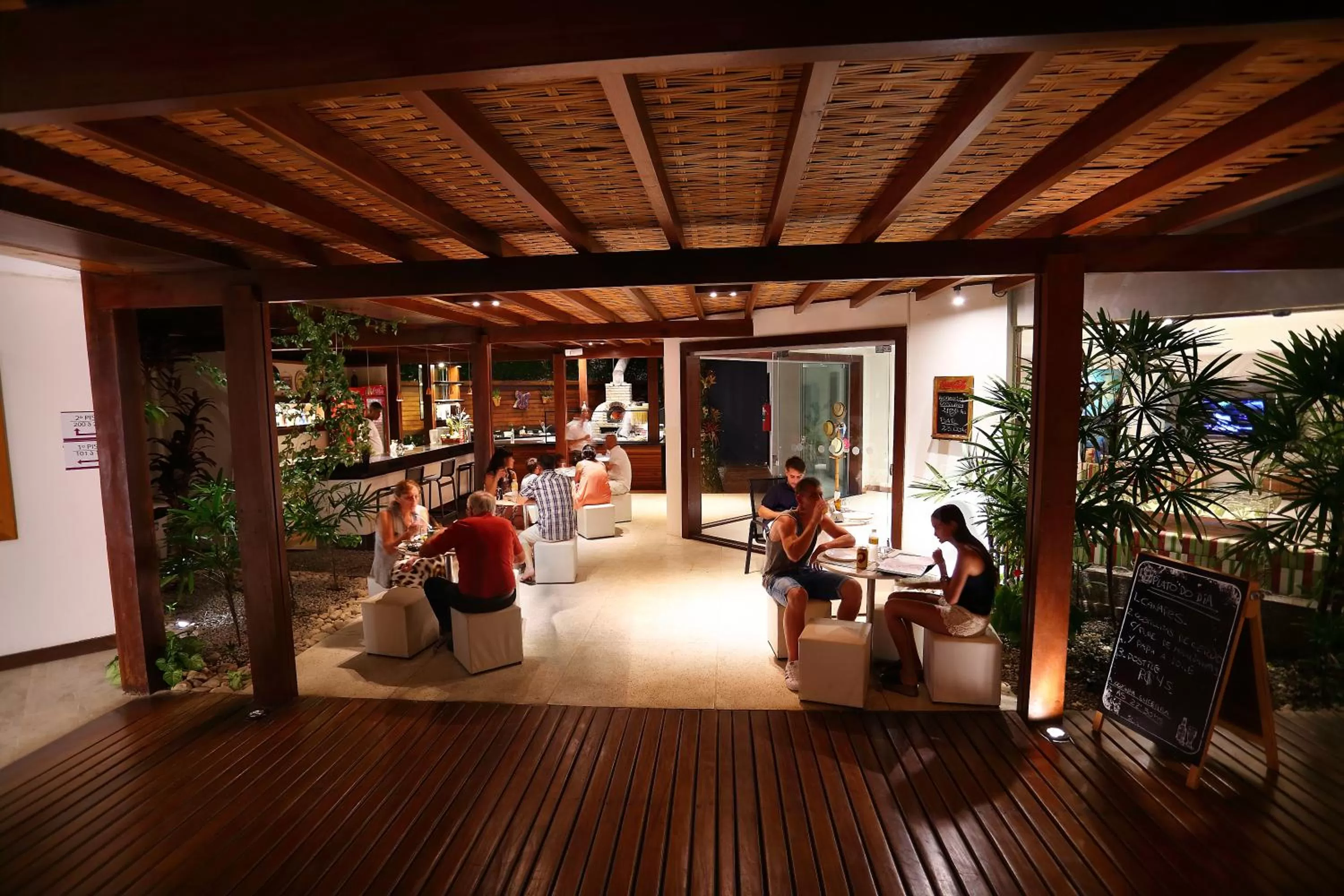 Restaurant/places to eat in Hotel Flamingo Beach by HC