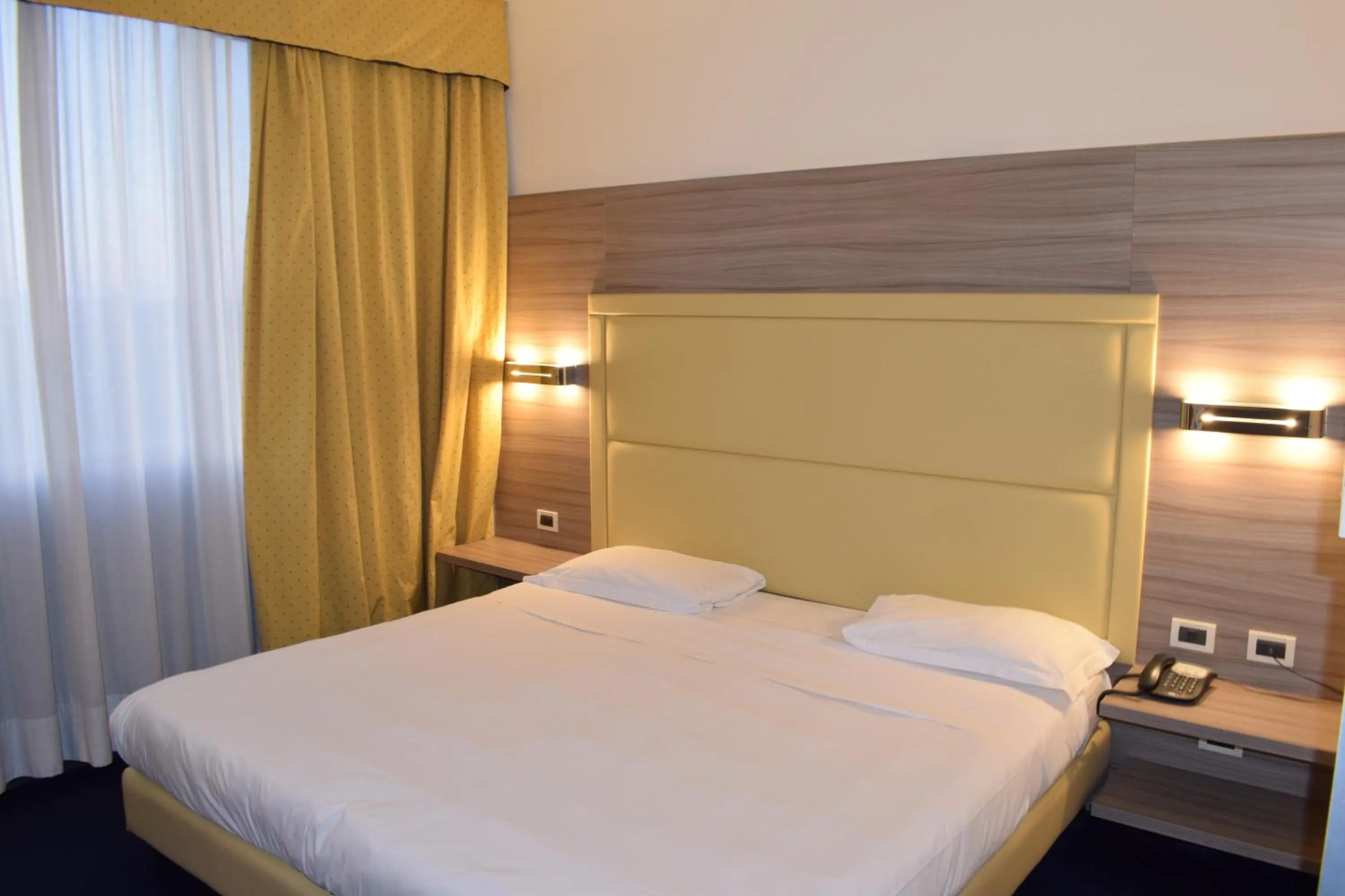 Photo of the whole room, Bed in Palace Inn Rome Fiano