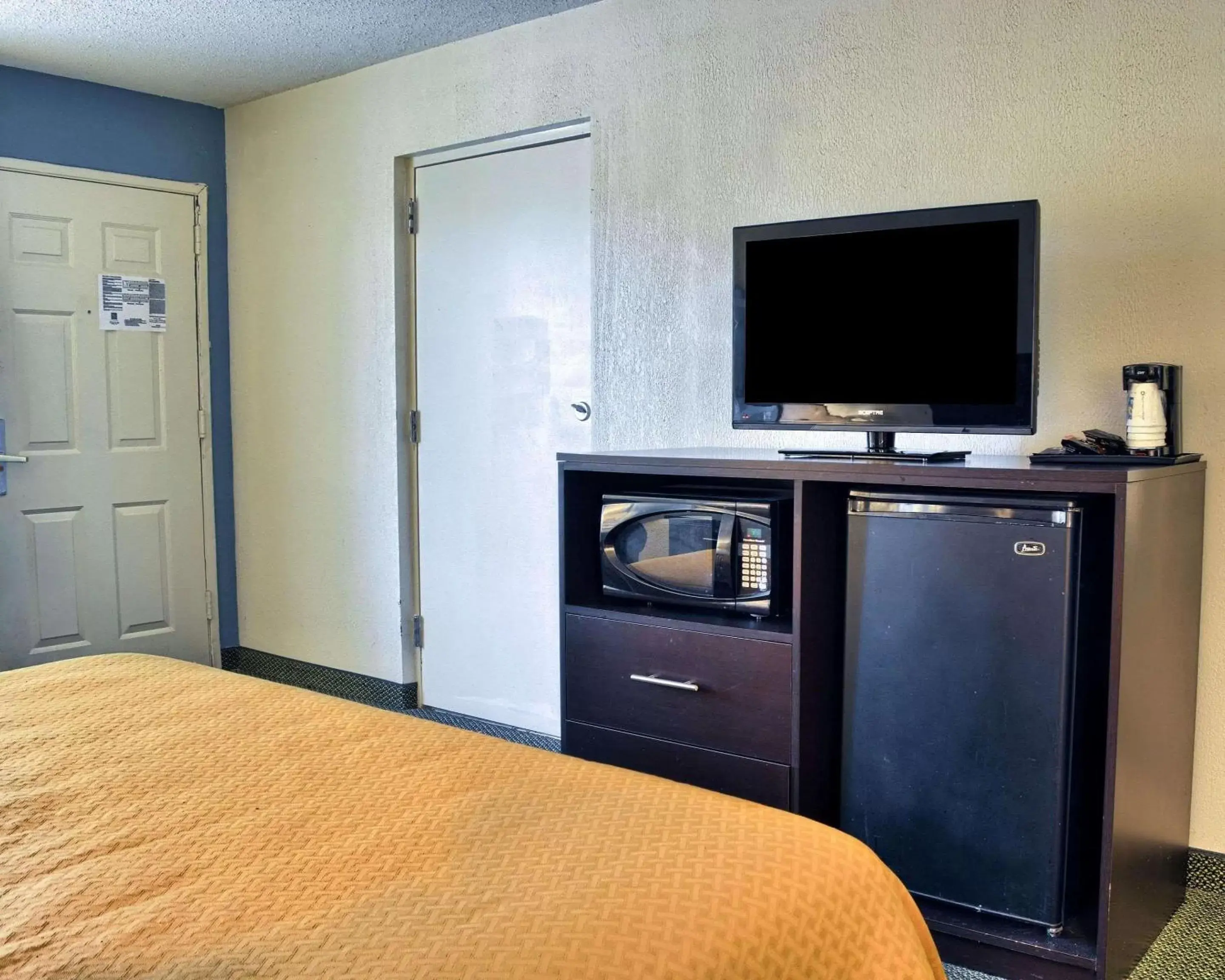 Photo of the whole room, TV/Entertainment Center in Quality Inn Thornburg