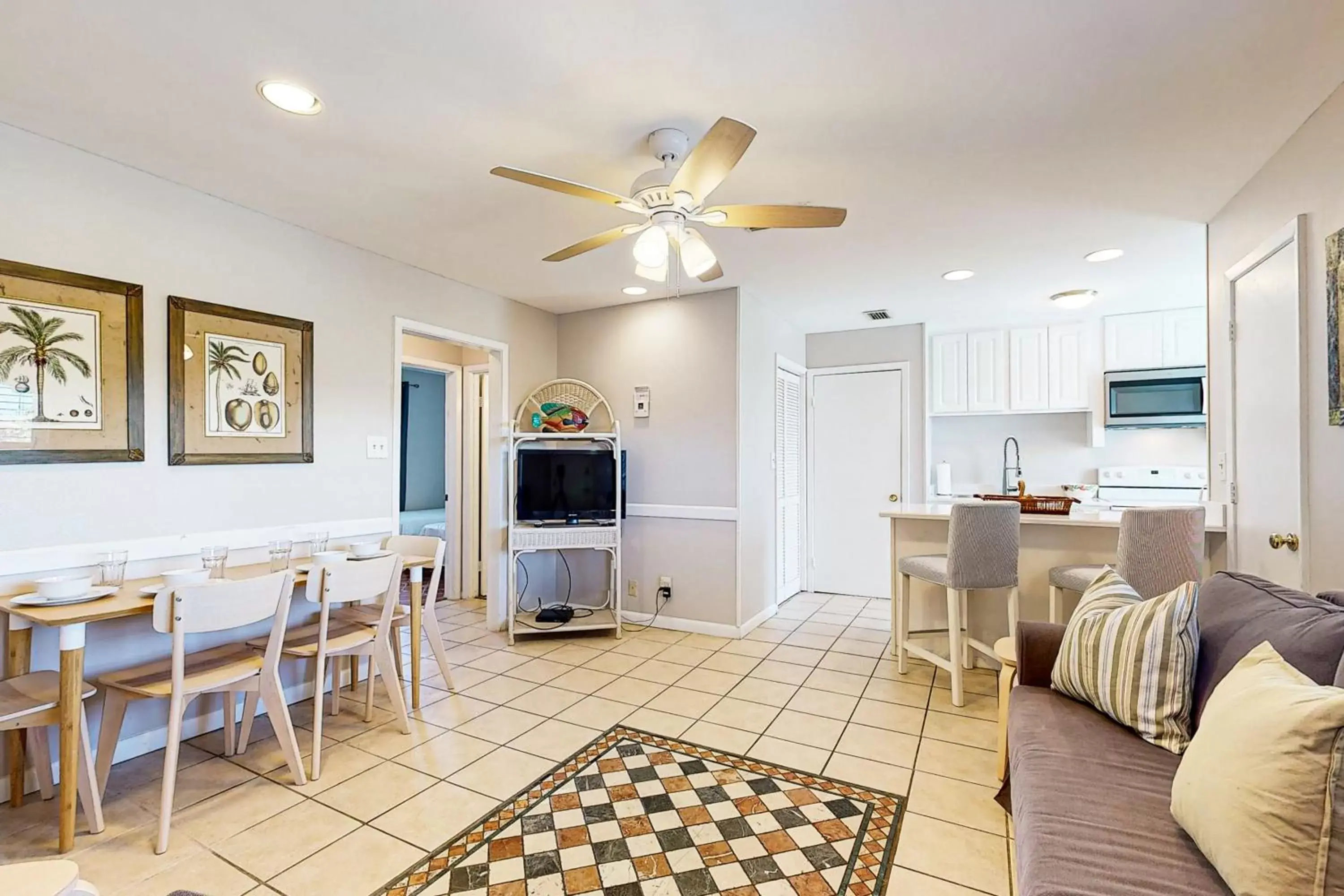 Dining Area in Seahorse 612