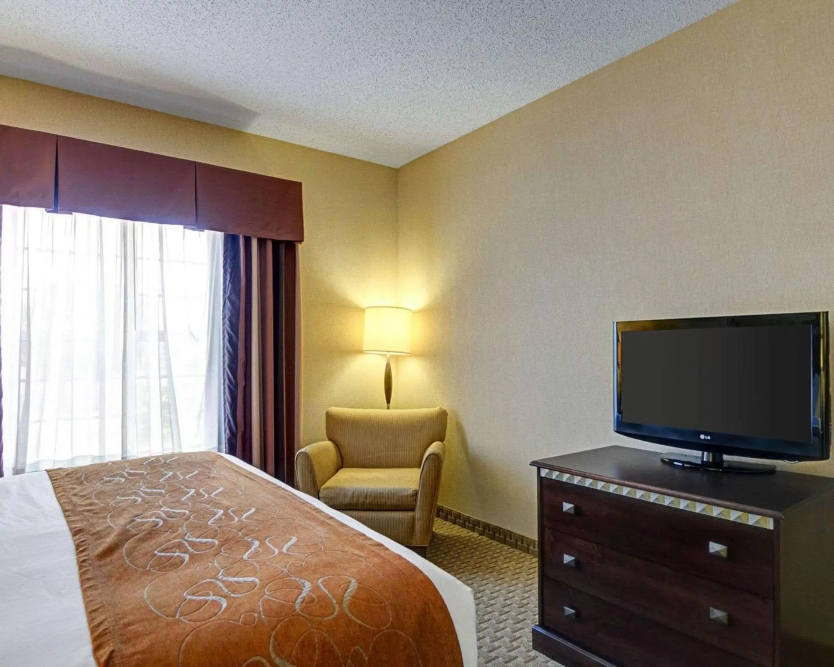 Photo of the whole room, TV/Entertainment Center in Comfort Suites Conway