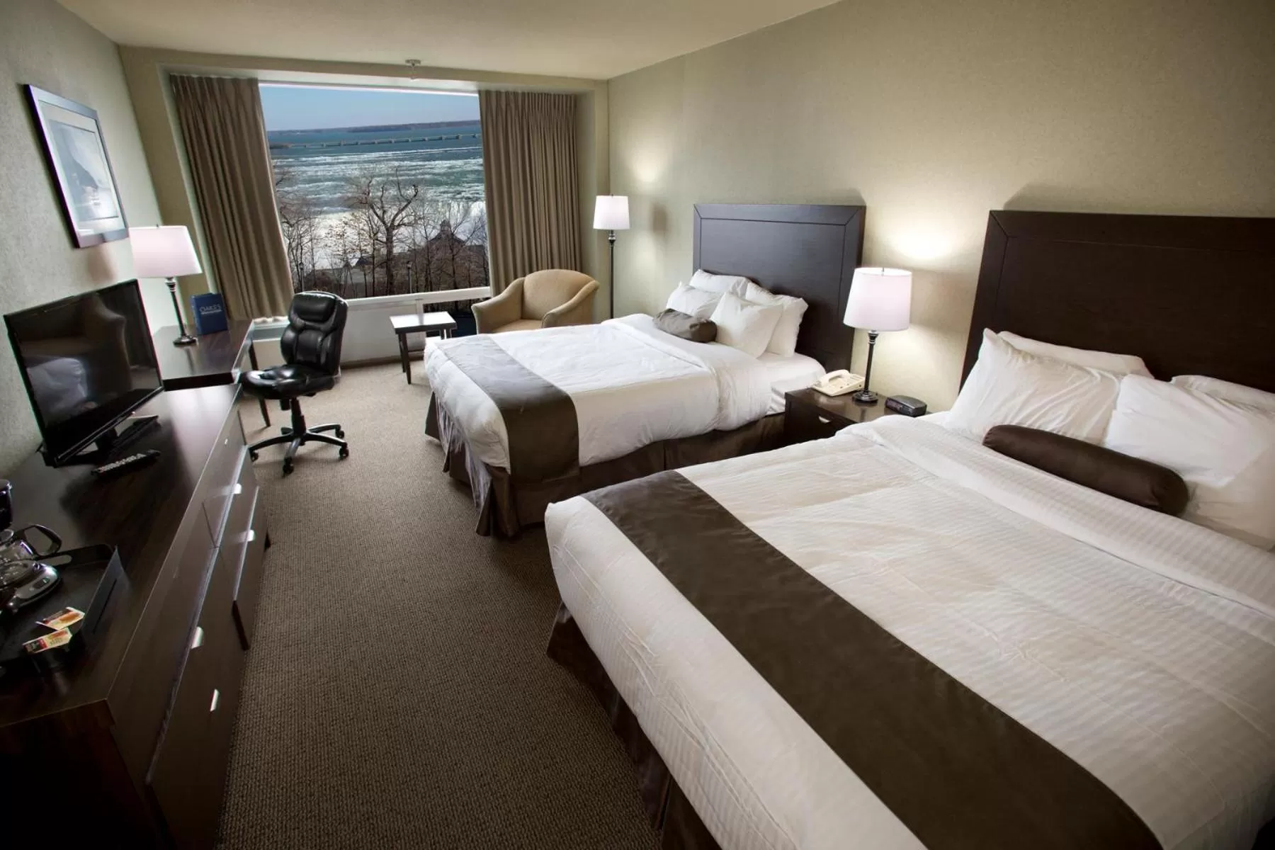 Photo of the whole room, Bed in The Oakes Hotel Overlooking the Falls