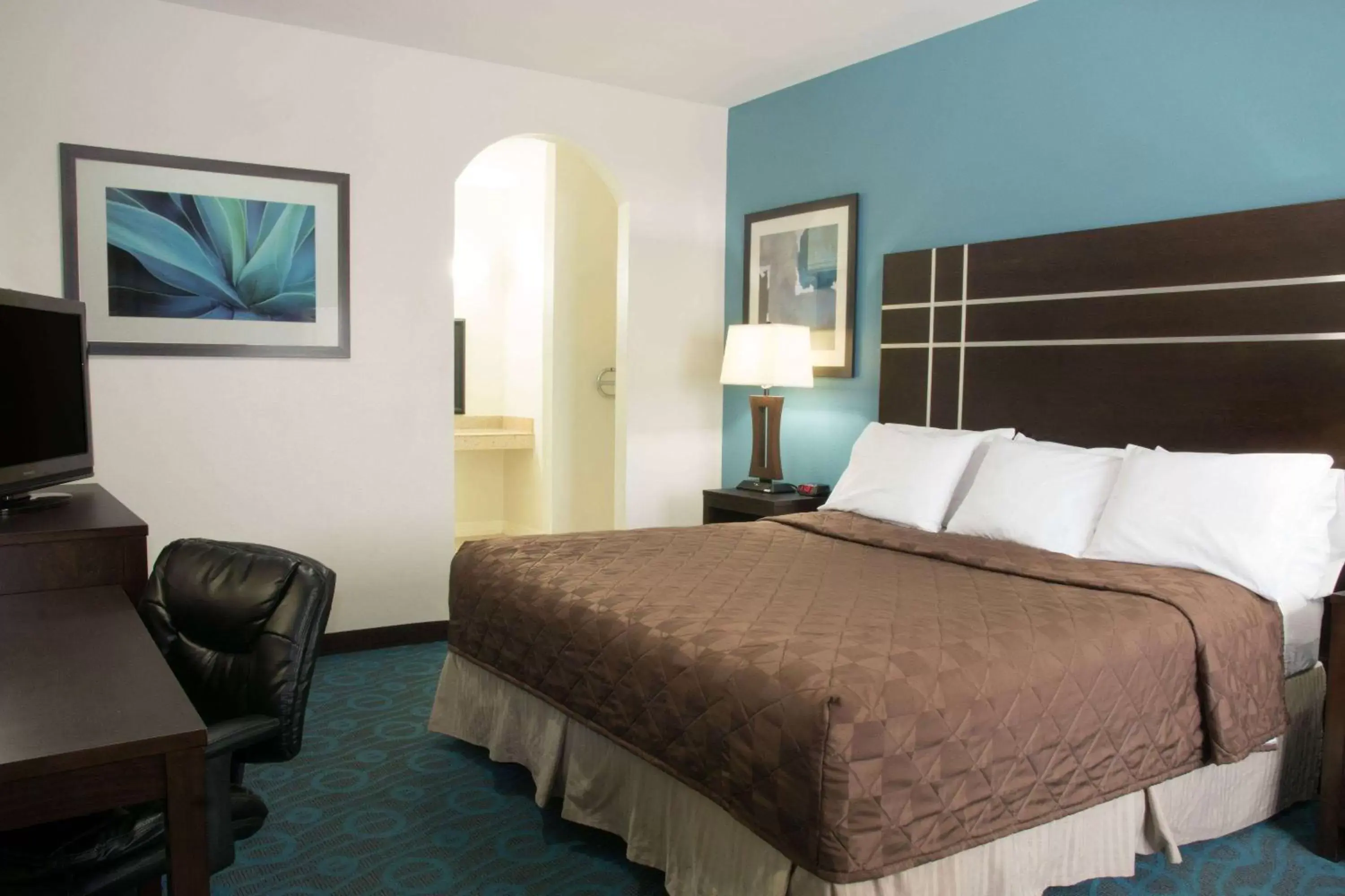 Photo of the whole room, Bed in Days Inn by Wyndham Humble/Houston Intercontinental Airport