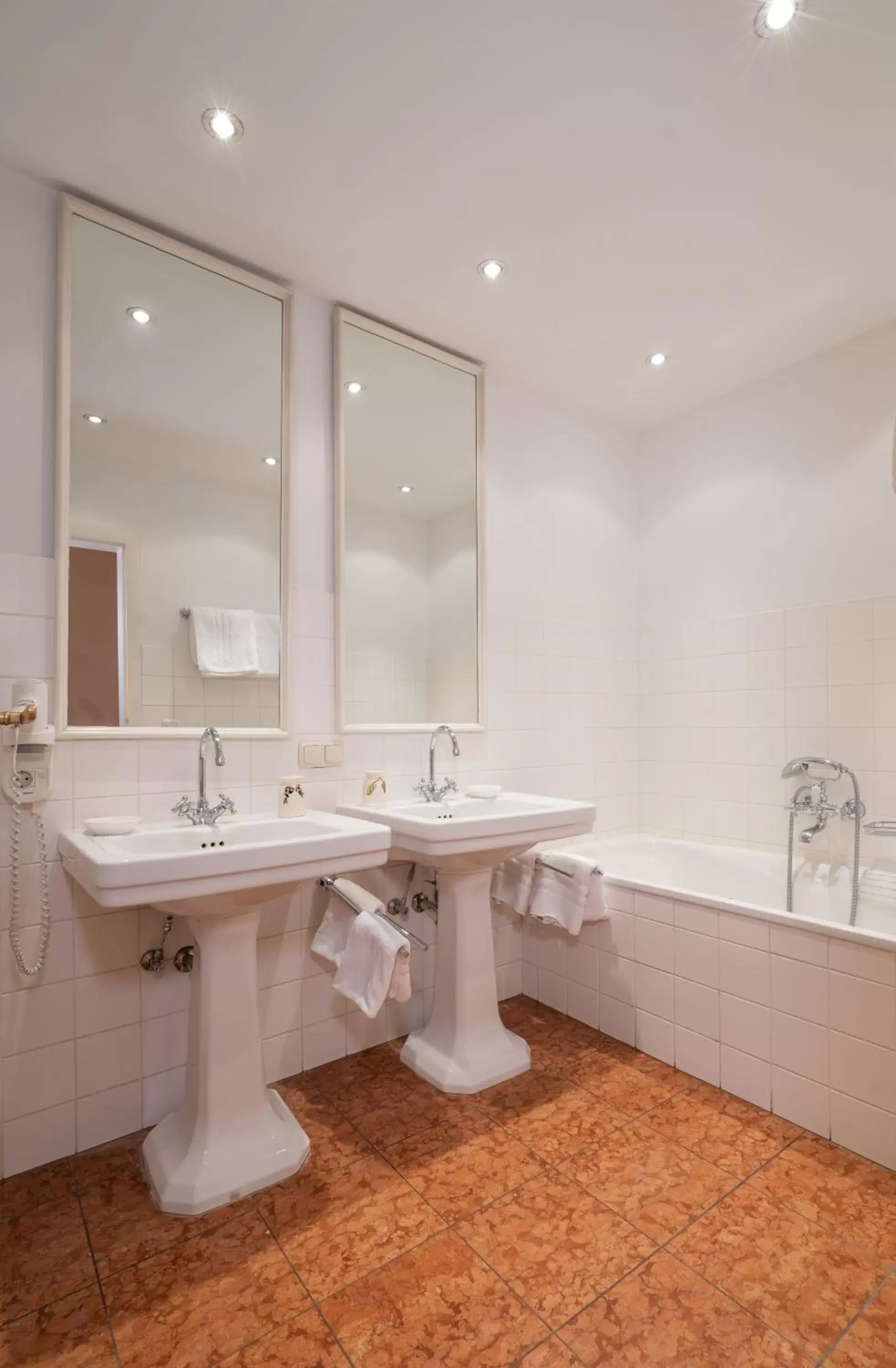 Bathroom in Schlosswirt zu Anif - Hotel und Restaurant