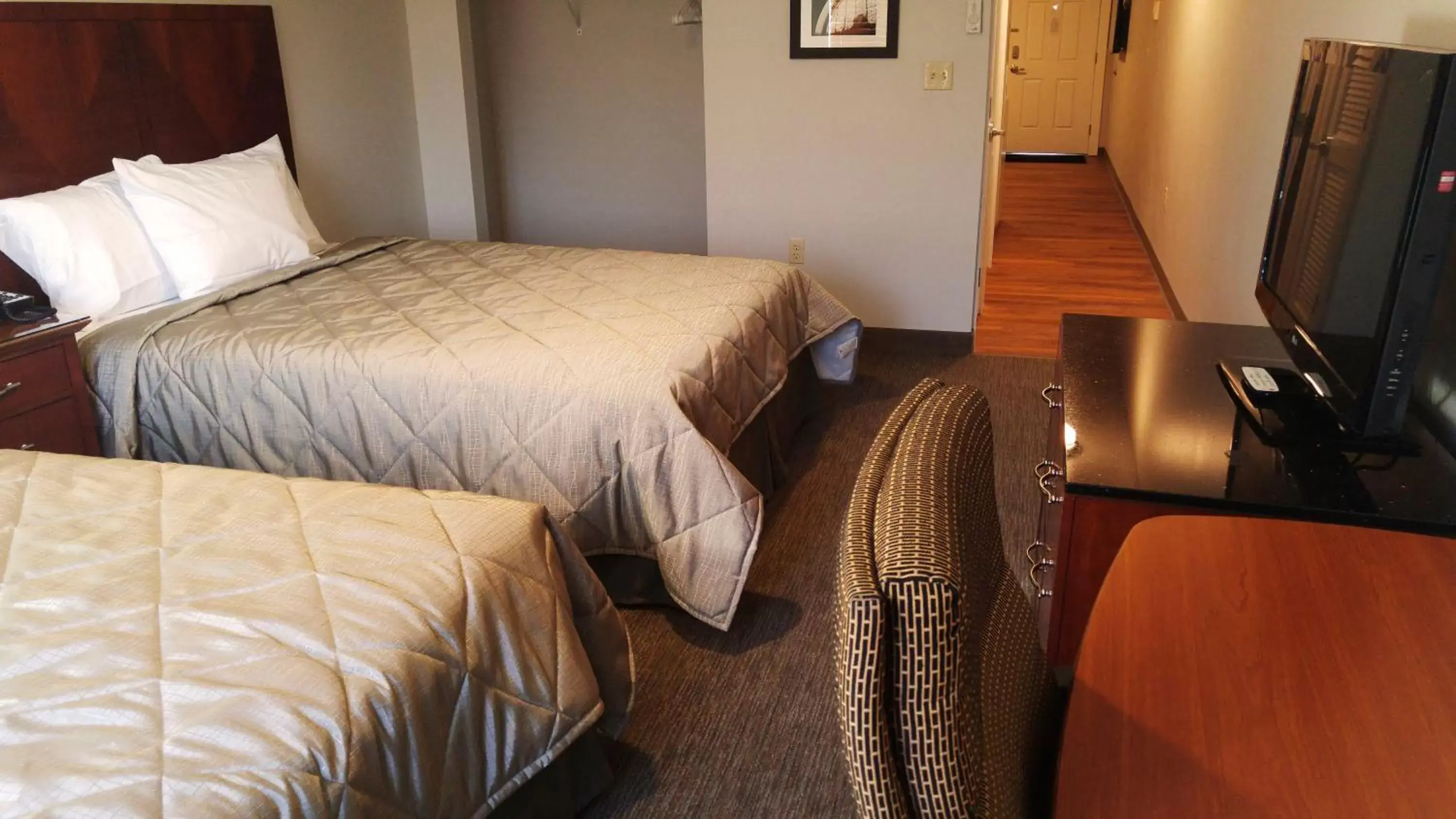 Photo of the whole room, Bed in Affordable Suites of America Portage