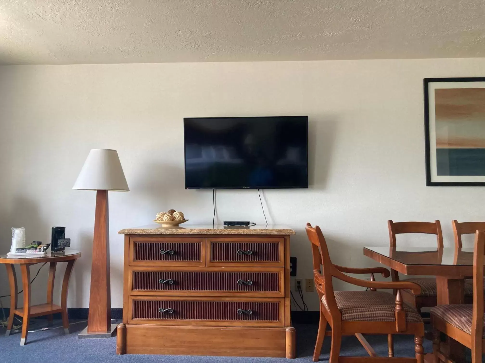 Bedroom, TV/Entertainment Center in Days Inn by Wyndham Capitol Reef