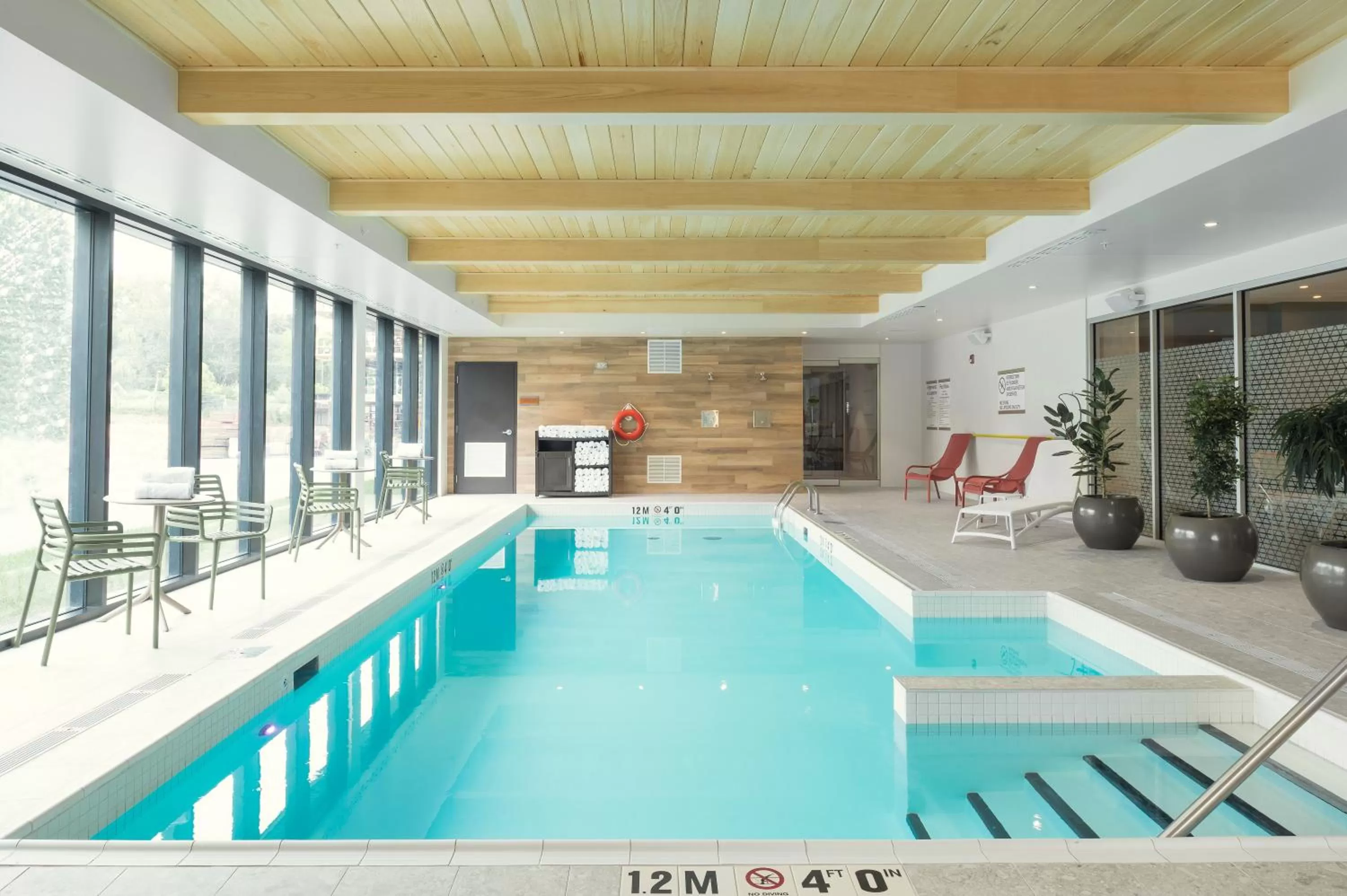 Swimming pool in Home2 Suites By Hilton Quebec City