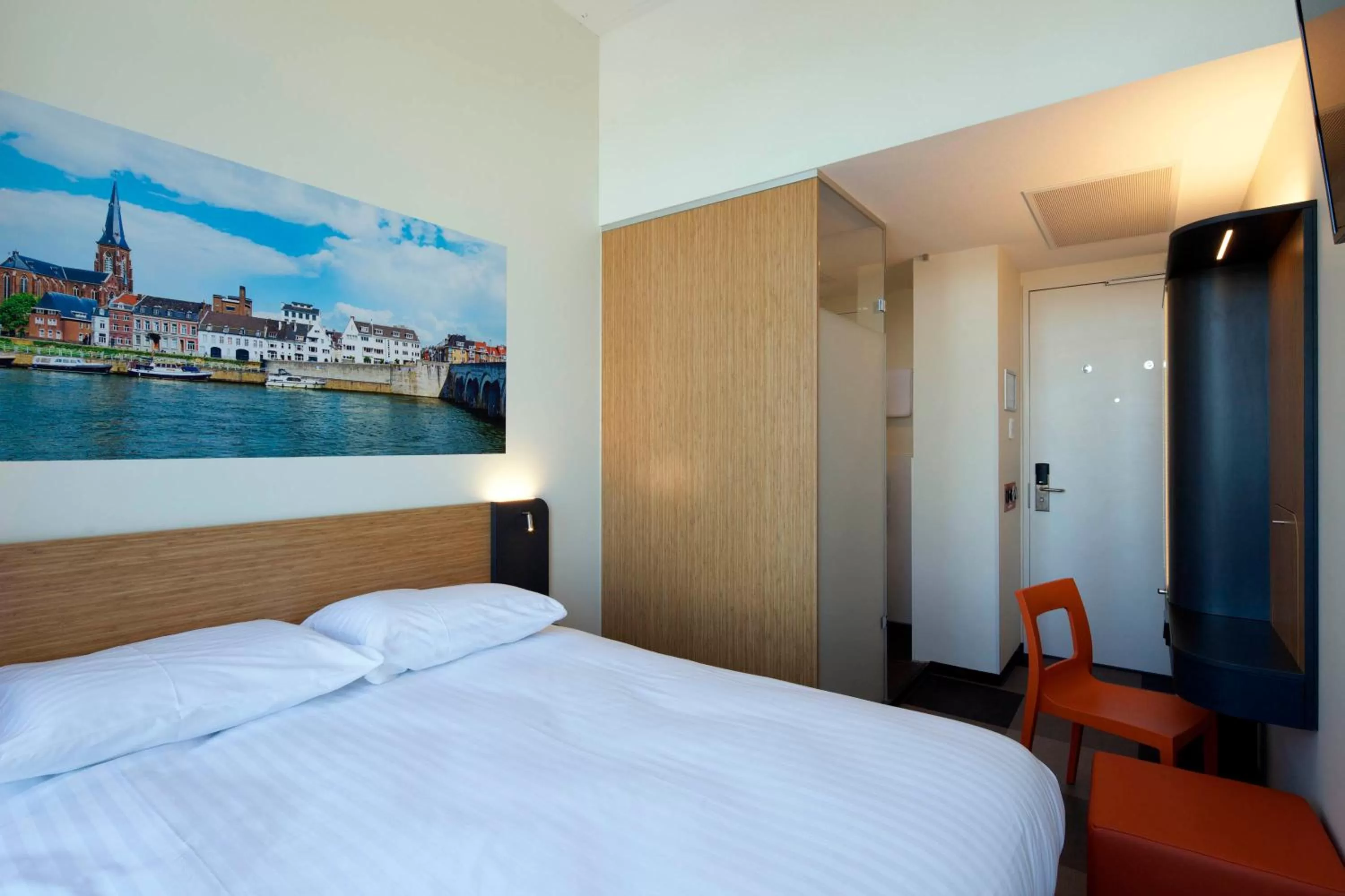 Photo of the whole room, Bed in easyHotel Maastricht City Centre