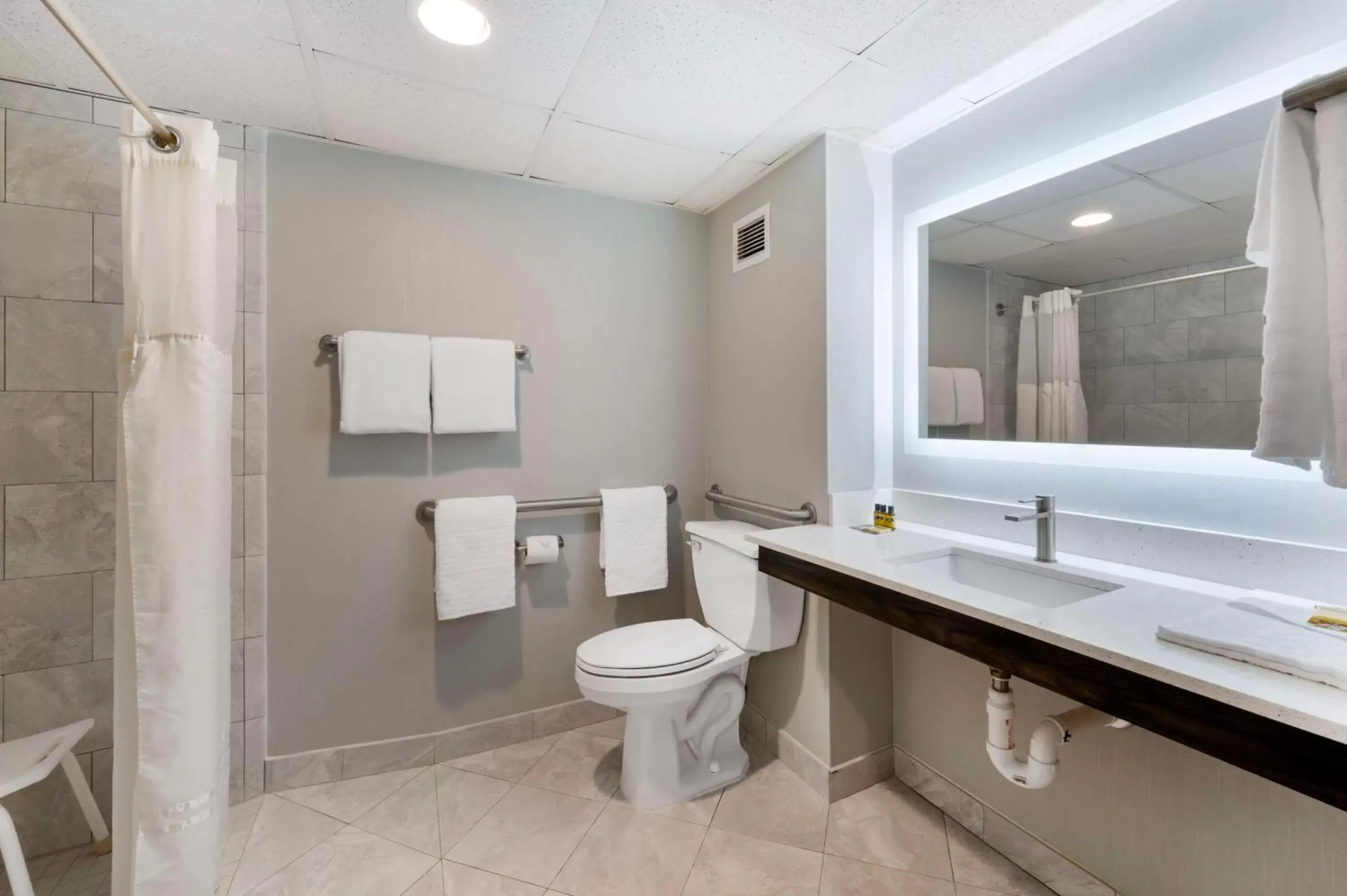 Bathroom in Best Western Plus Mount Vernon - Fort Belvoir