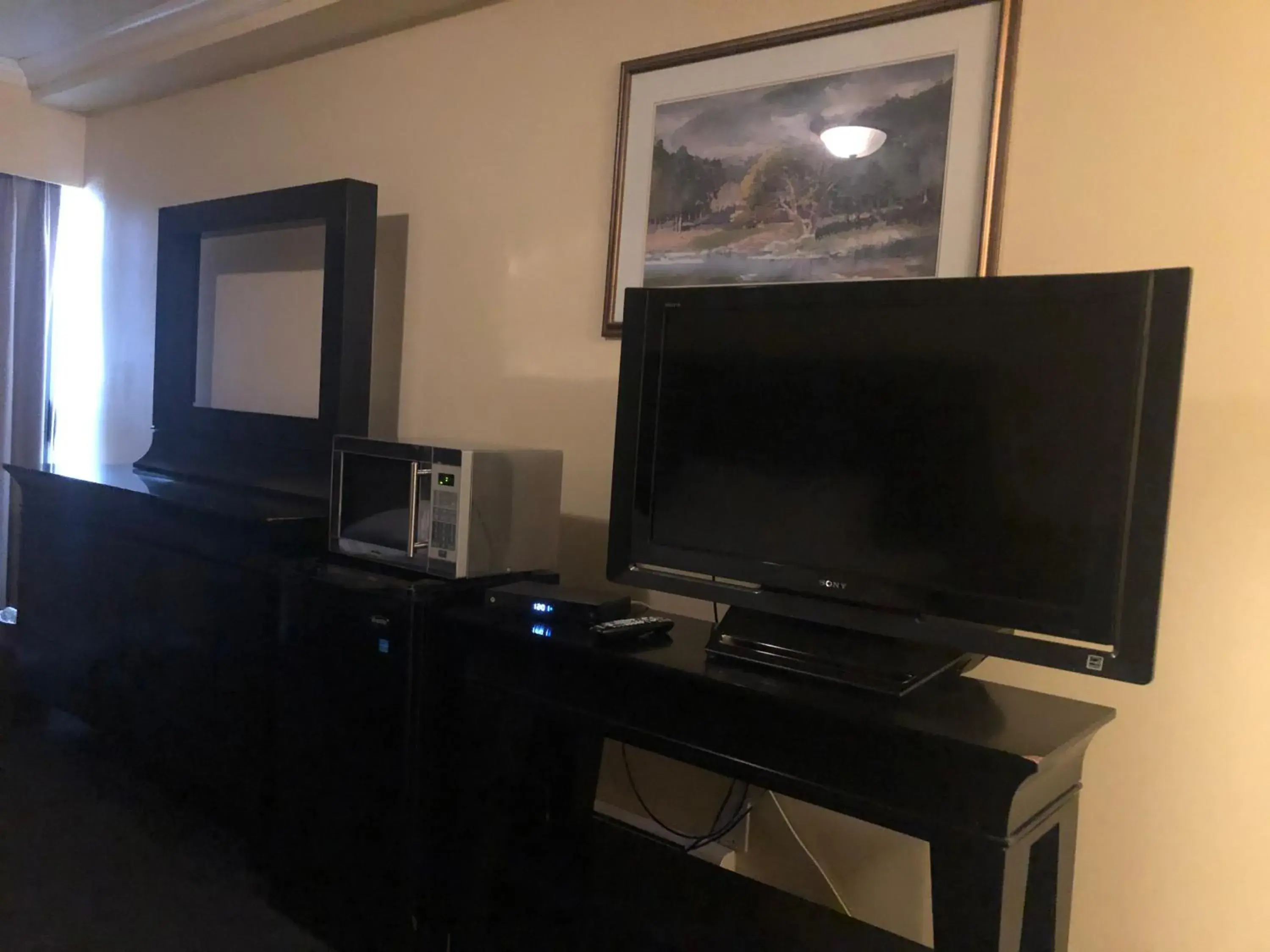 Communal lounge/ TV room, TV/Entertainment Center in Island Travel Inn