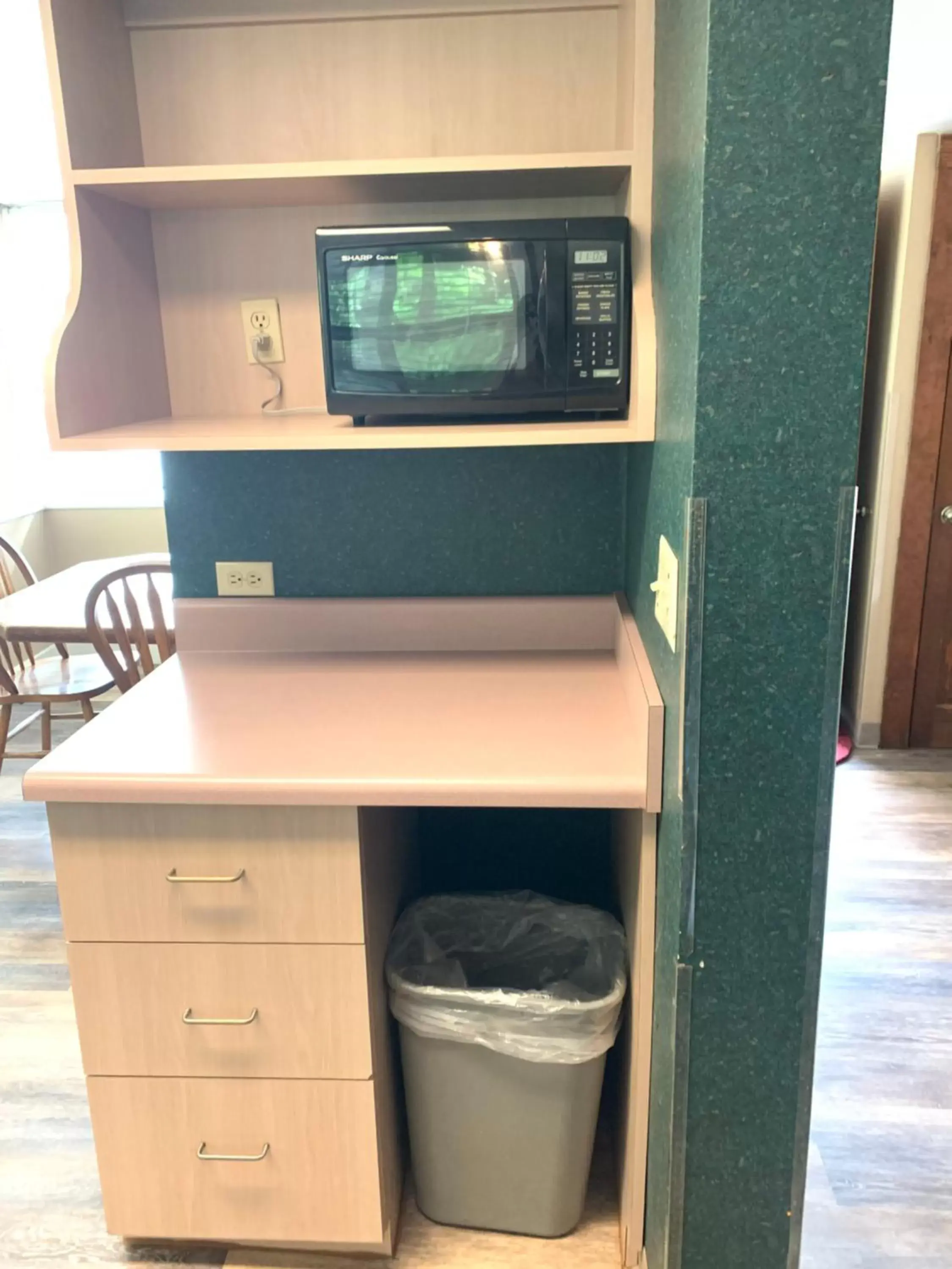 Coffee/tea facilities, TV/Entertainment Center in Carr's Northside Hotel and Cottages