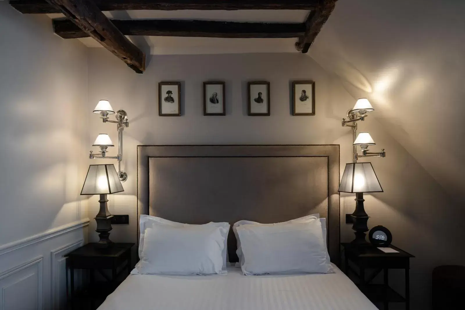 Bed in Hotel Saint-Louis en L'Isle