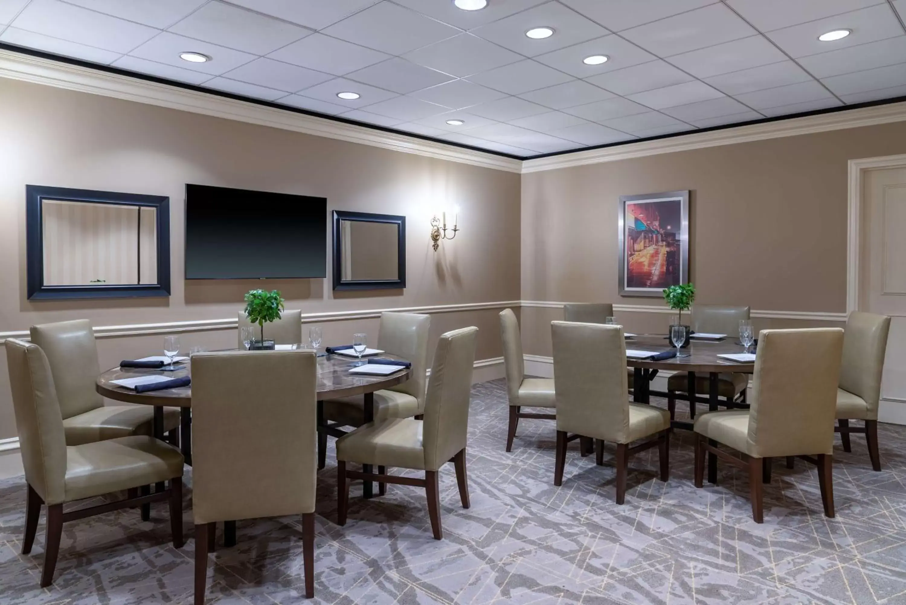 Dining area in DoubleTree Suites by Hilton Hotel Columbus Downtown