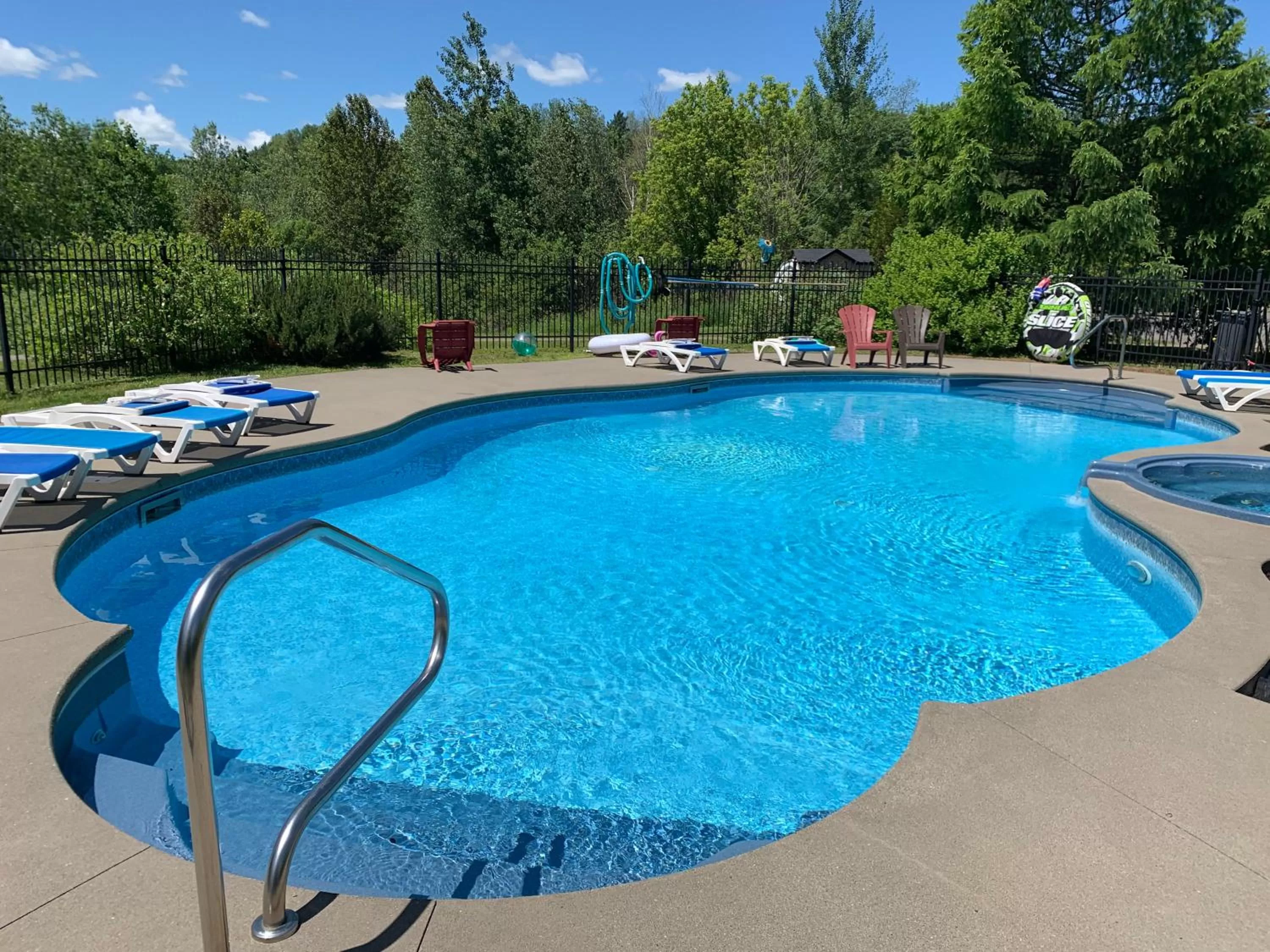 Day, Swimming Pool in L'Authentique