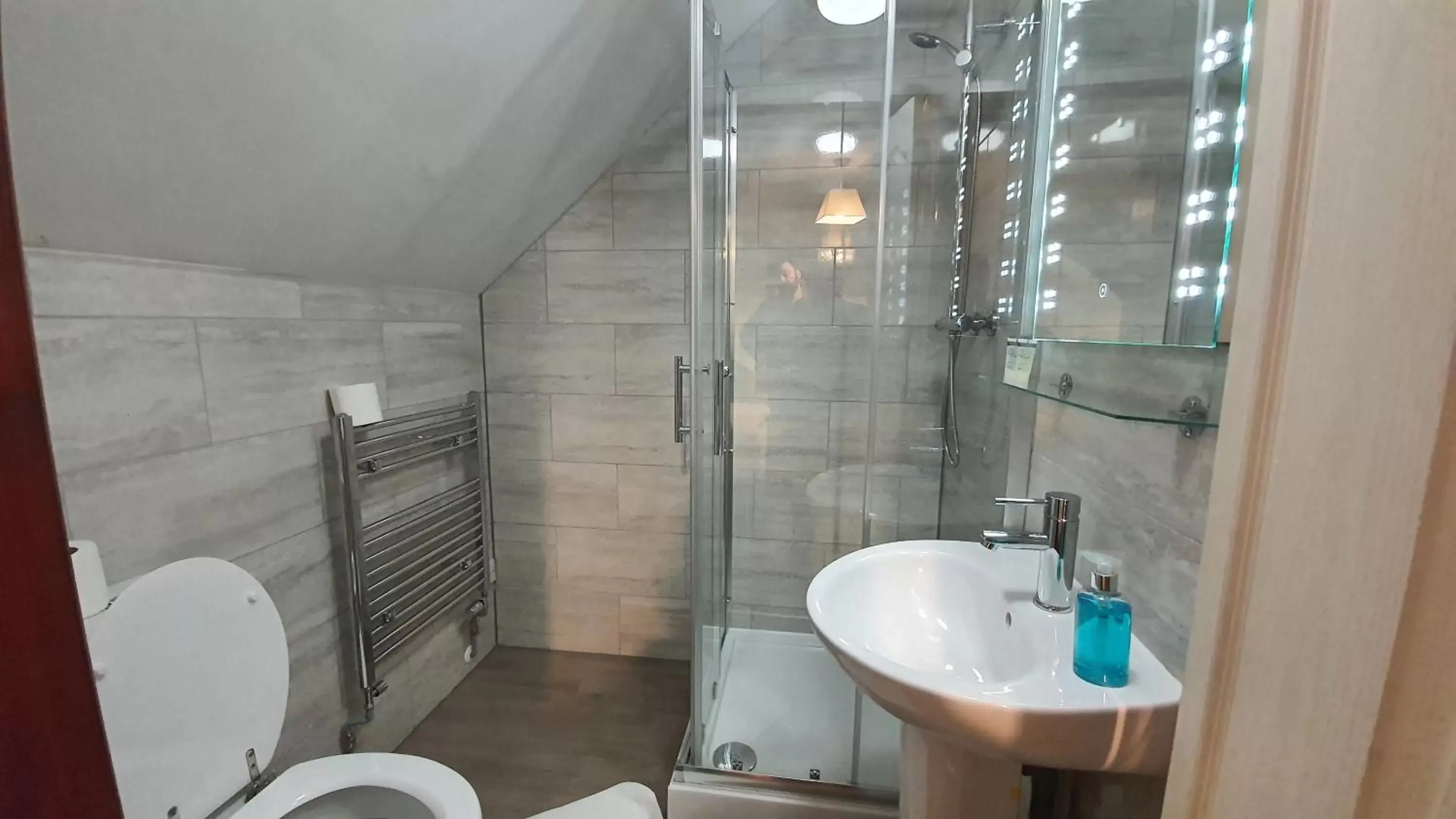 Bathroom in Little Foxes Hotel & Gatwick Airport Parking