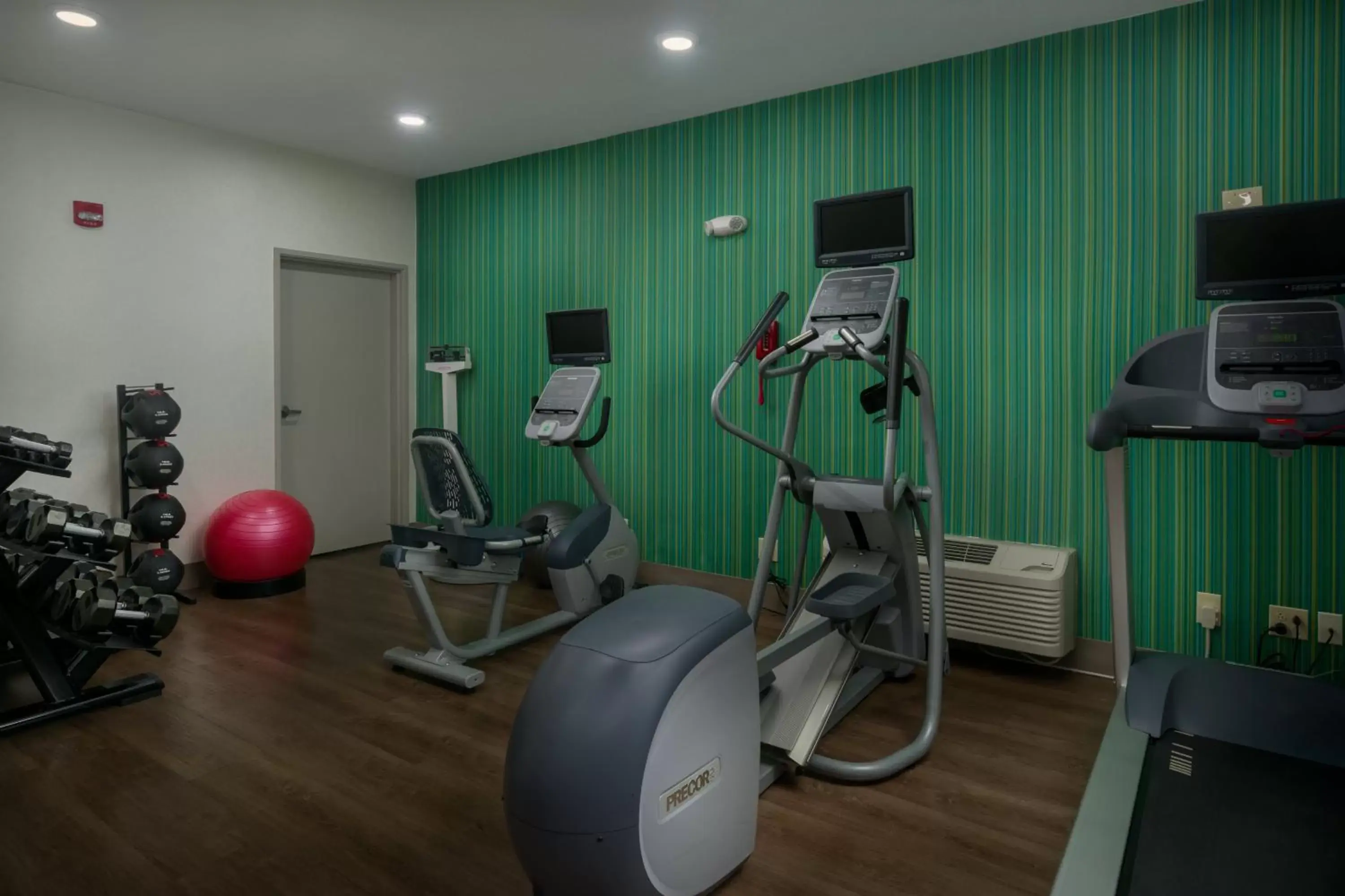 Spa and wellness centre/facilities, Fitness Center/Facilities in Holiday Inn Express Lawrence, an IHG Hotel