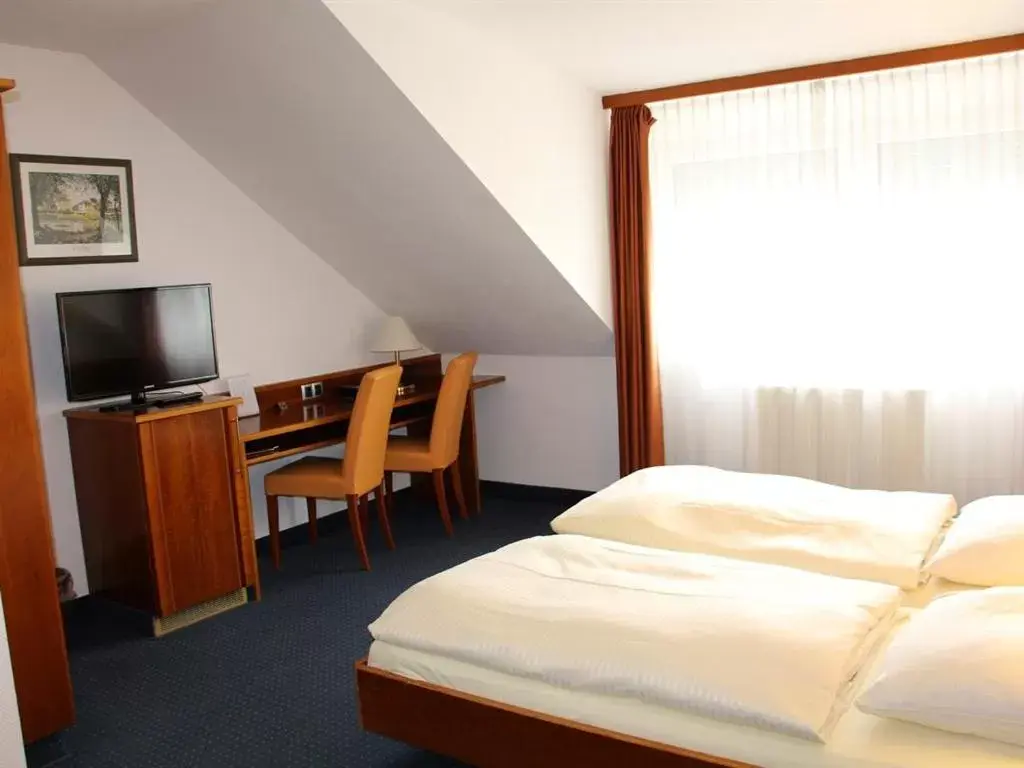 Bedroom, Bed in City Hotel Stuttgart