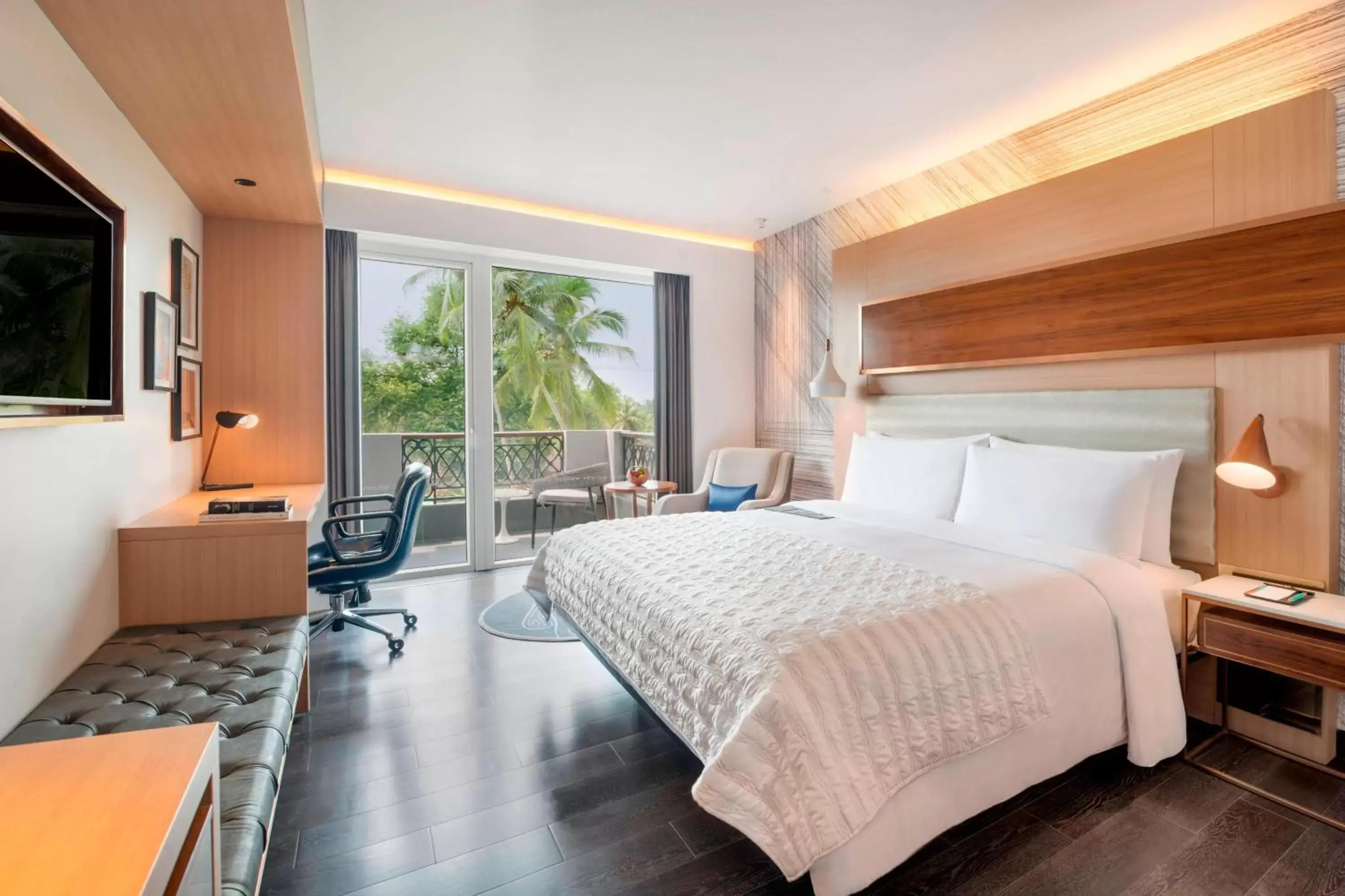 Bedroom, Bed in Le Meridien Goa, Calangute