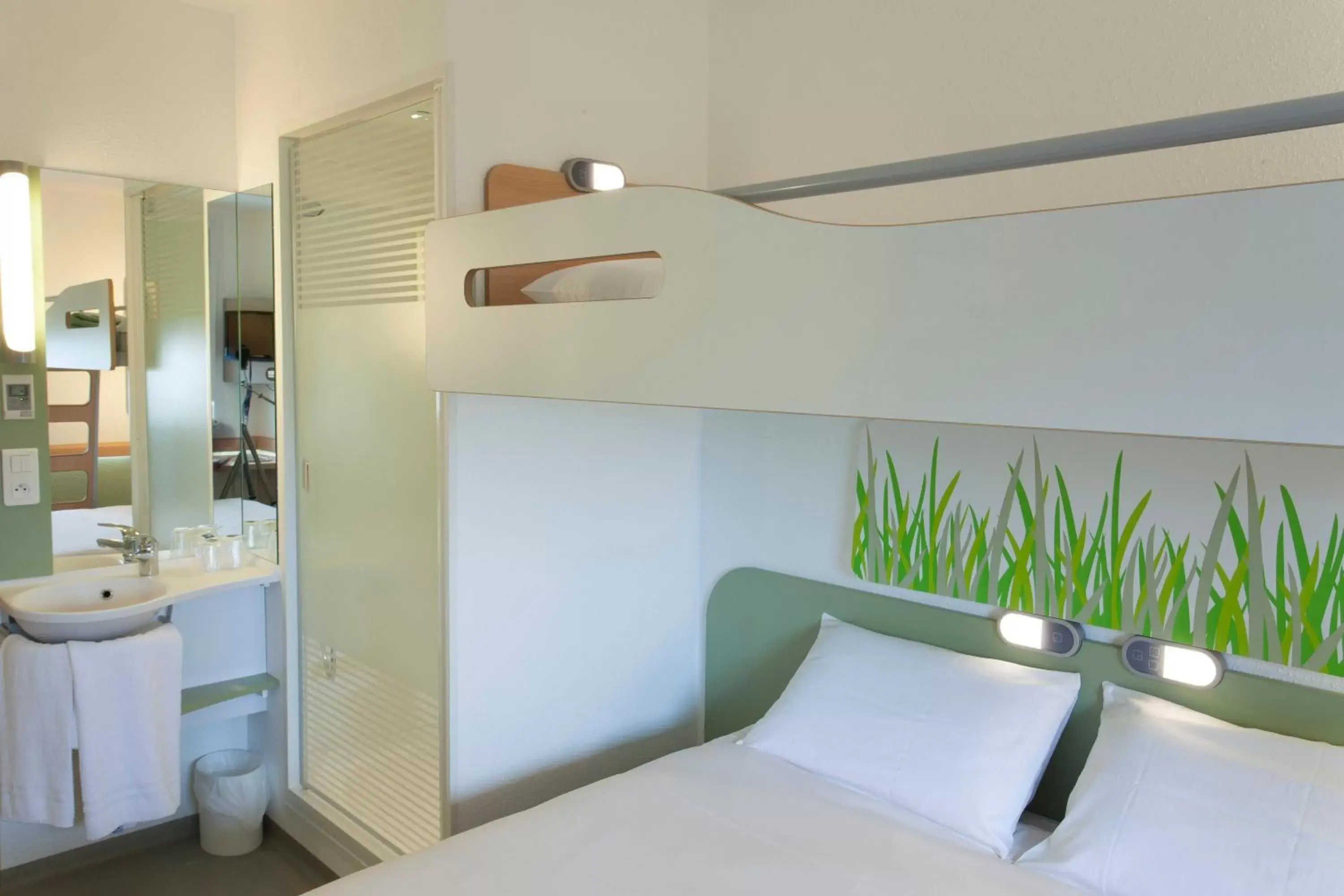 Photo of the whole room, Bed in ibis budget Cherbourg - La Glacerie Photo of the whole room, Bed in ibis budget Cherbourg - La Glacerie