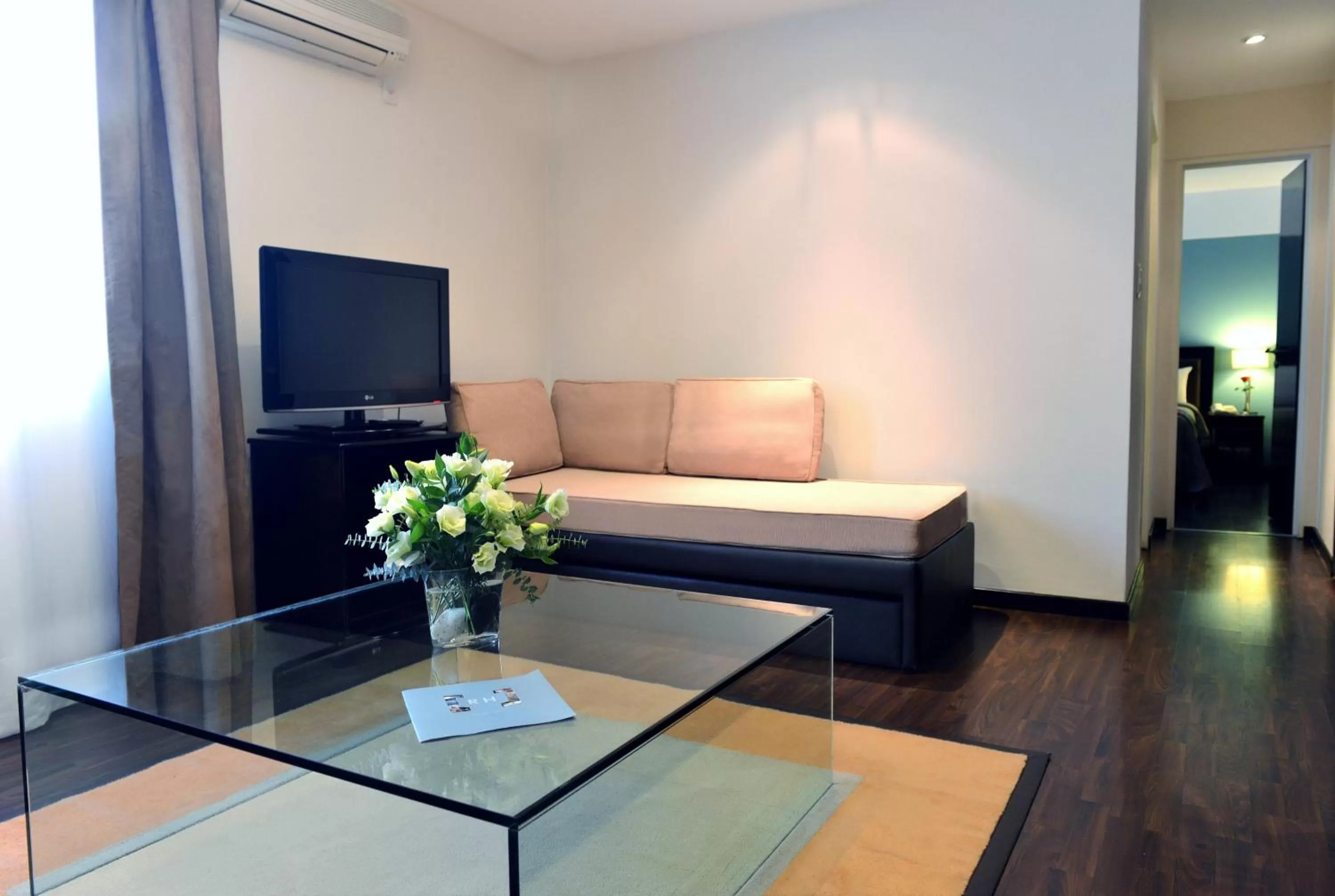 Seating area, Bed in Rochester Hotel Classic