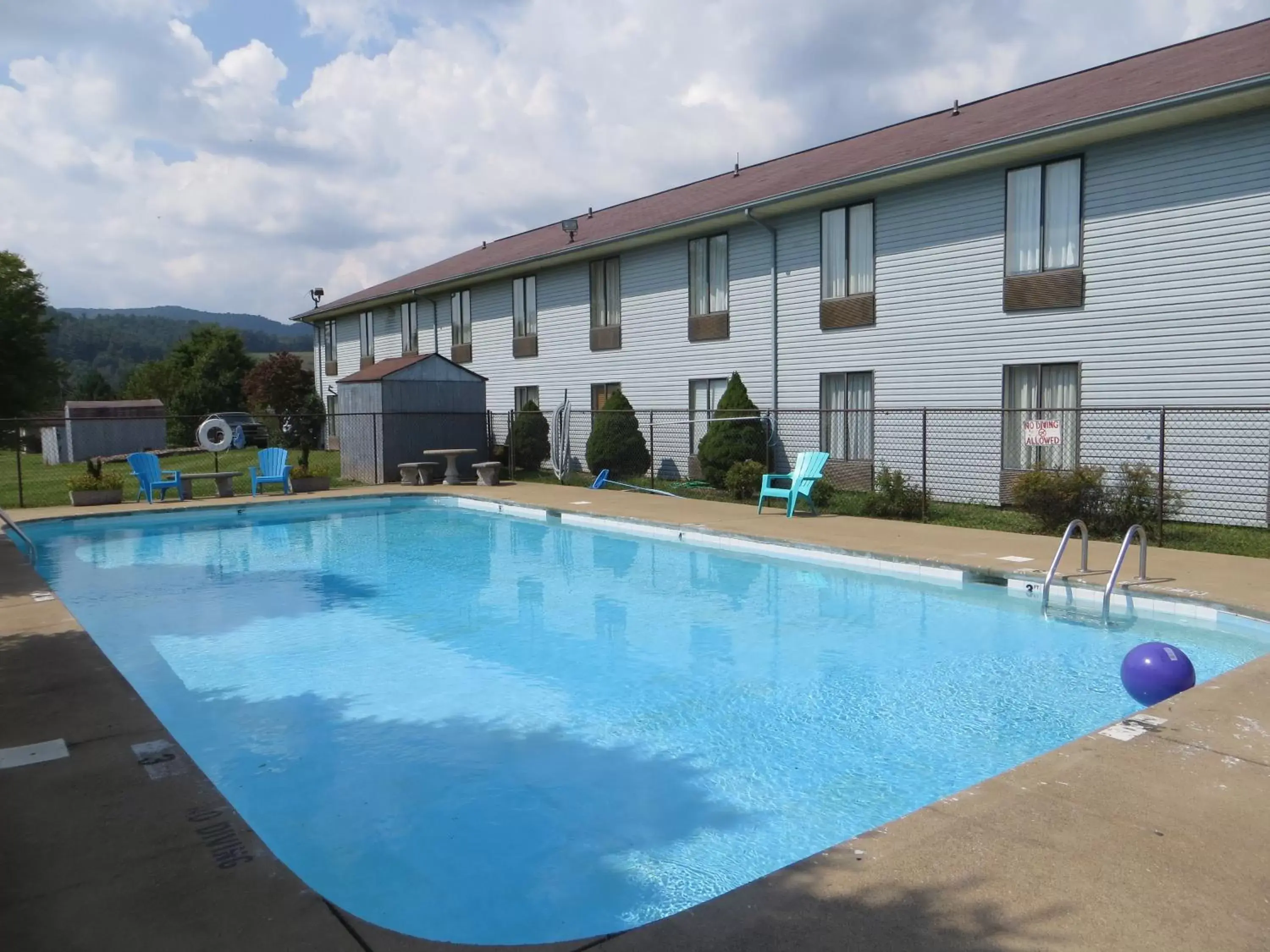 Swimming pool, Property Building in Americourt Hotel - Mountain City