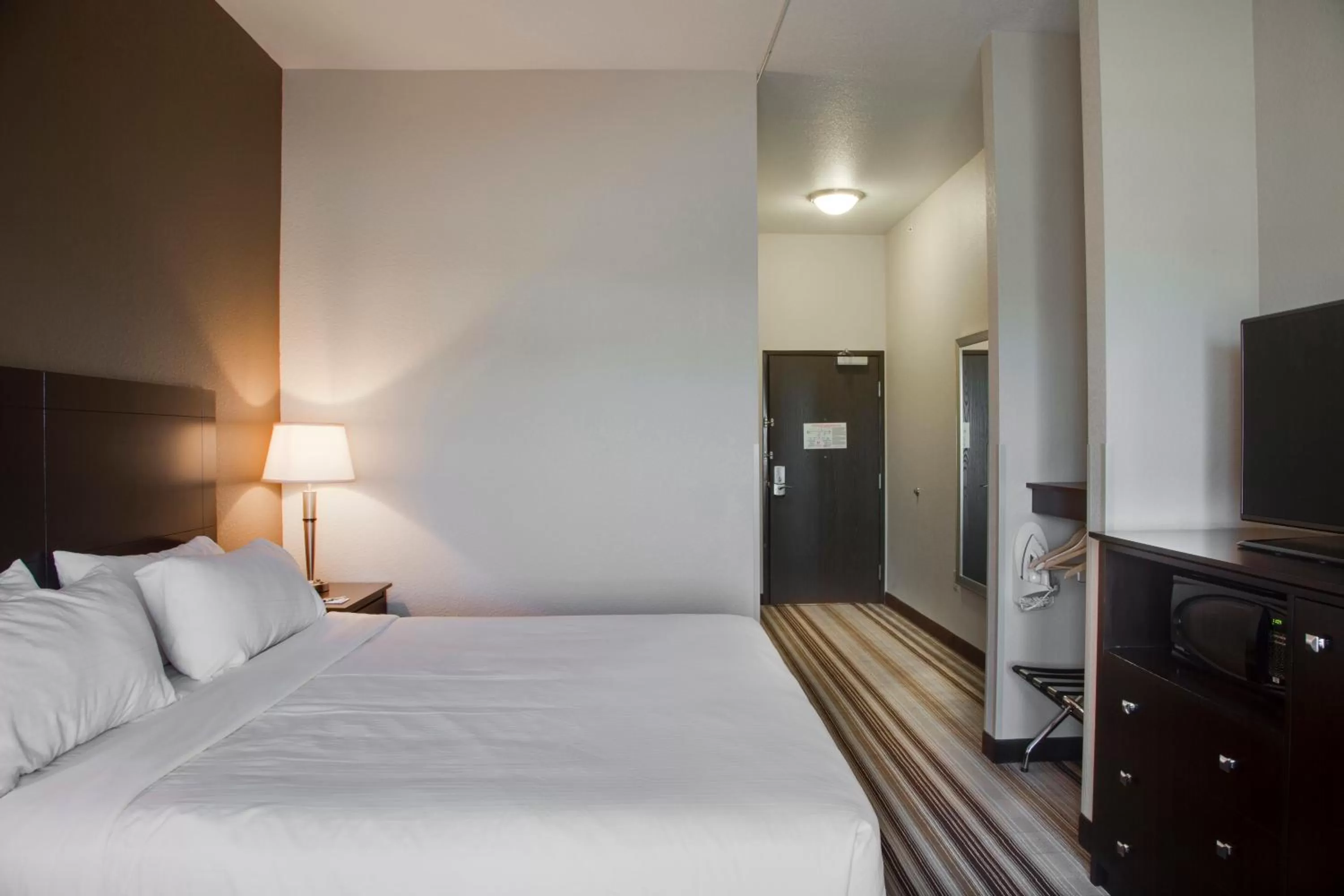 Photo of the whole room, Bed in Holiday Inn Express & Suites Nevada by IHG