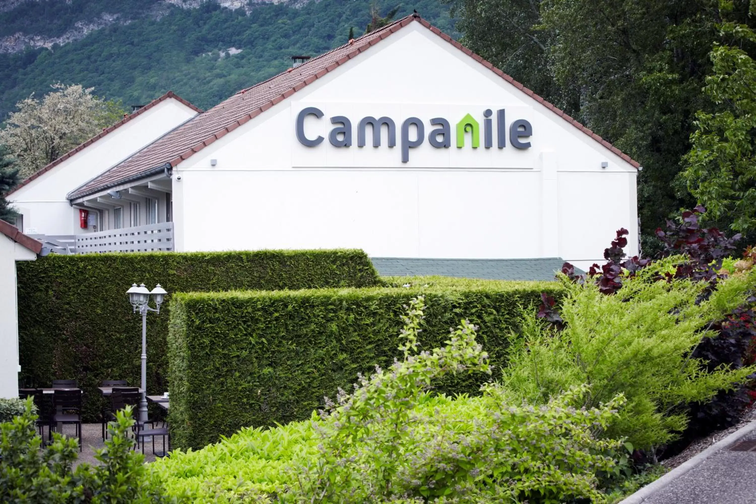 Facade/entrance in Campanile Grenoble Nord - Saint-Egrève